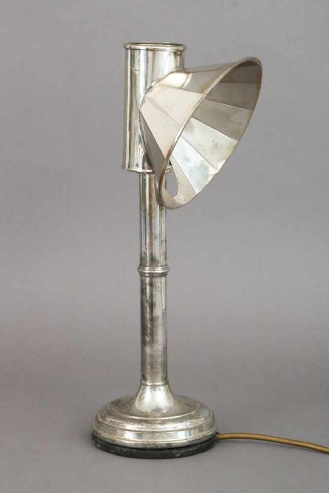 Tischlampe der 1920er Jahrevernickeltes Metall, Säulenschaft auf gestuftem Rundstand, - Image 2 of 3