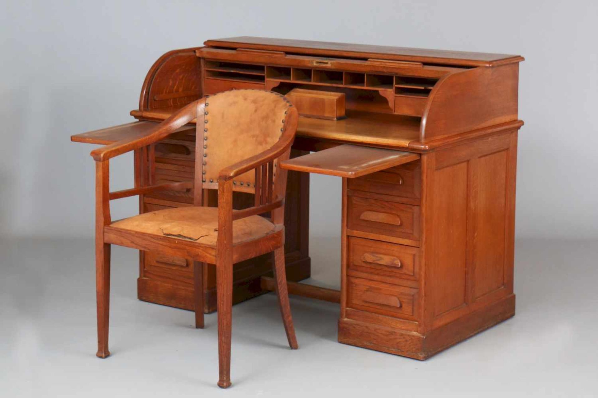 Kontor Schreibtisch mit RollzylinderEiche, Deutsch, um 1920, eckige Schreibplatte unter versenkbarem - Bild 5 aus 7