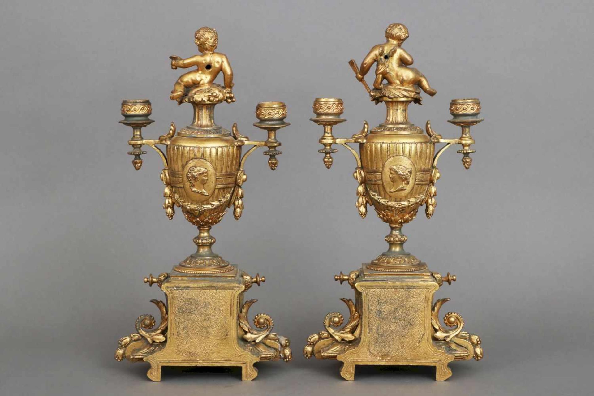 Paar Kerzenleuchter/Beisteller im Stile des Empirevergoldetes Metall und bemaltes Porzellan, - Bild 3 aus 4