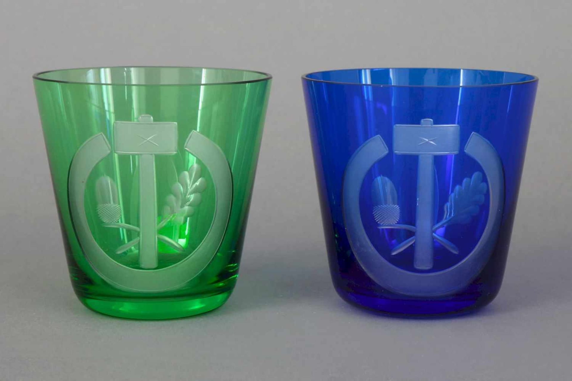 2 CARL ROTTER (Lübeck) Gläser1 blaues und 1 grünes Trinkglas mit geschliffenem Freimaurer-Dekor ¨