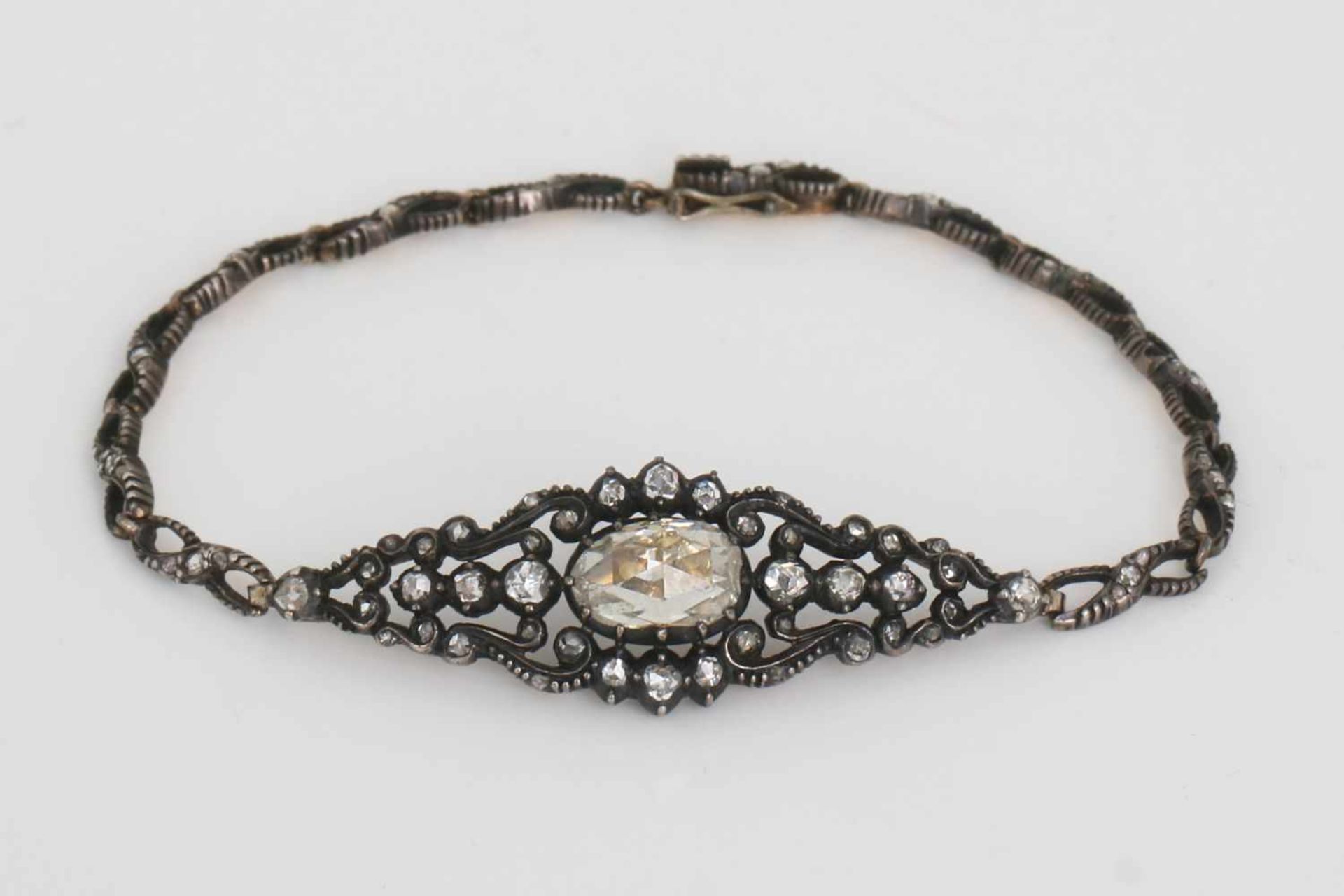 Antikes Diamantarmband Silber und Gelbgold, Mittelstück mit einem großen Diamanten, ovaler - Image 3 of 5