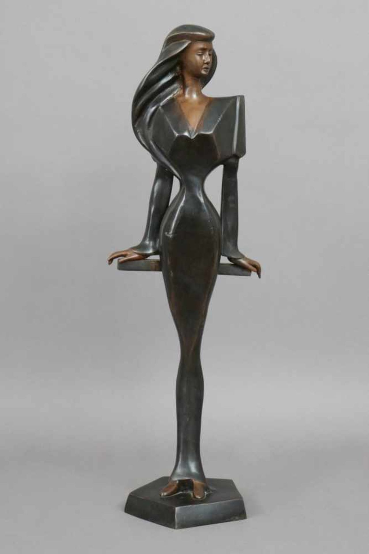 Figürliche Bronze im Stile des Art Deco ¨Stehende, elegante Dame in tailliertem Kleid¨auf eckiger
