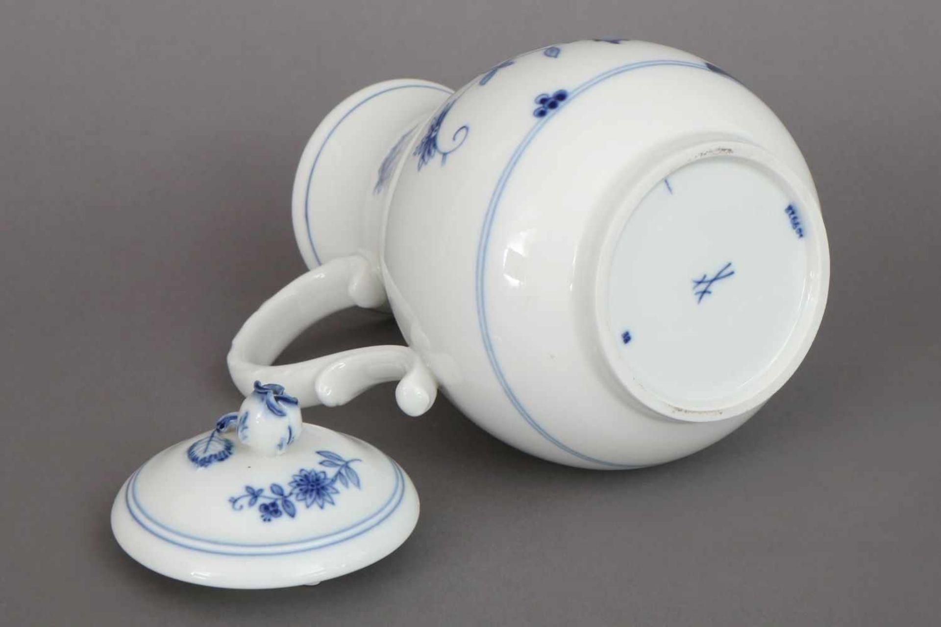 MEISSEN KaffeekanneDekor ¨Blaue (indische) Blume¨, 2. Hälfte 20. Jhdt., birnenförmiger Korpus mit - Image 2 of 3