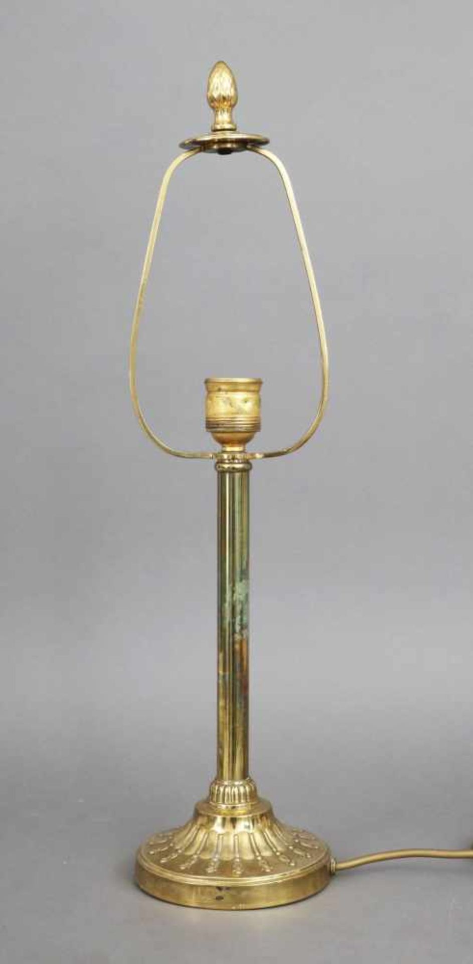 TischlampeFuß Messing, Säulenform auf Rundstand mit Liliendekor (Jahrhundertwende), 1-flammig - Image 3 of 3