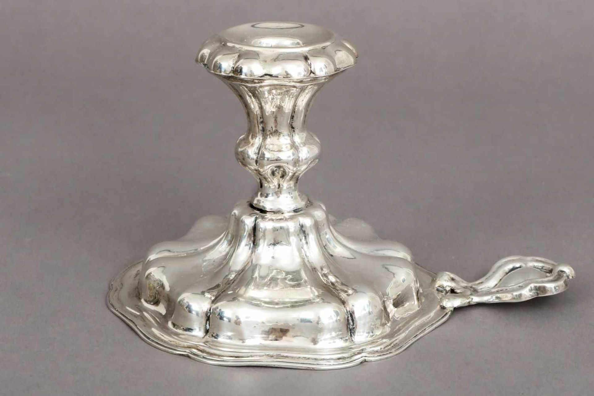Silber HandleuchterÖsterreich, wohl um 1830, barockisierende Form mit Vasentülle auf passigem,