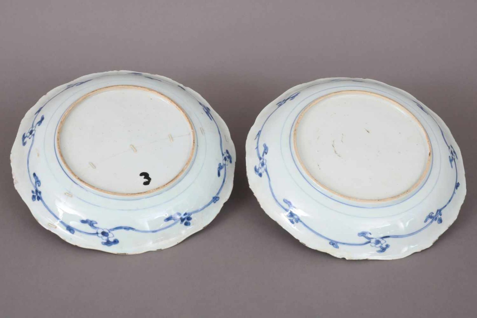 Paar chinesische TellerPorzellan, wohl 18. Jhdt., Blaumalerei, passige, leicht vertiefte Teller - Bild 4 aus 6