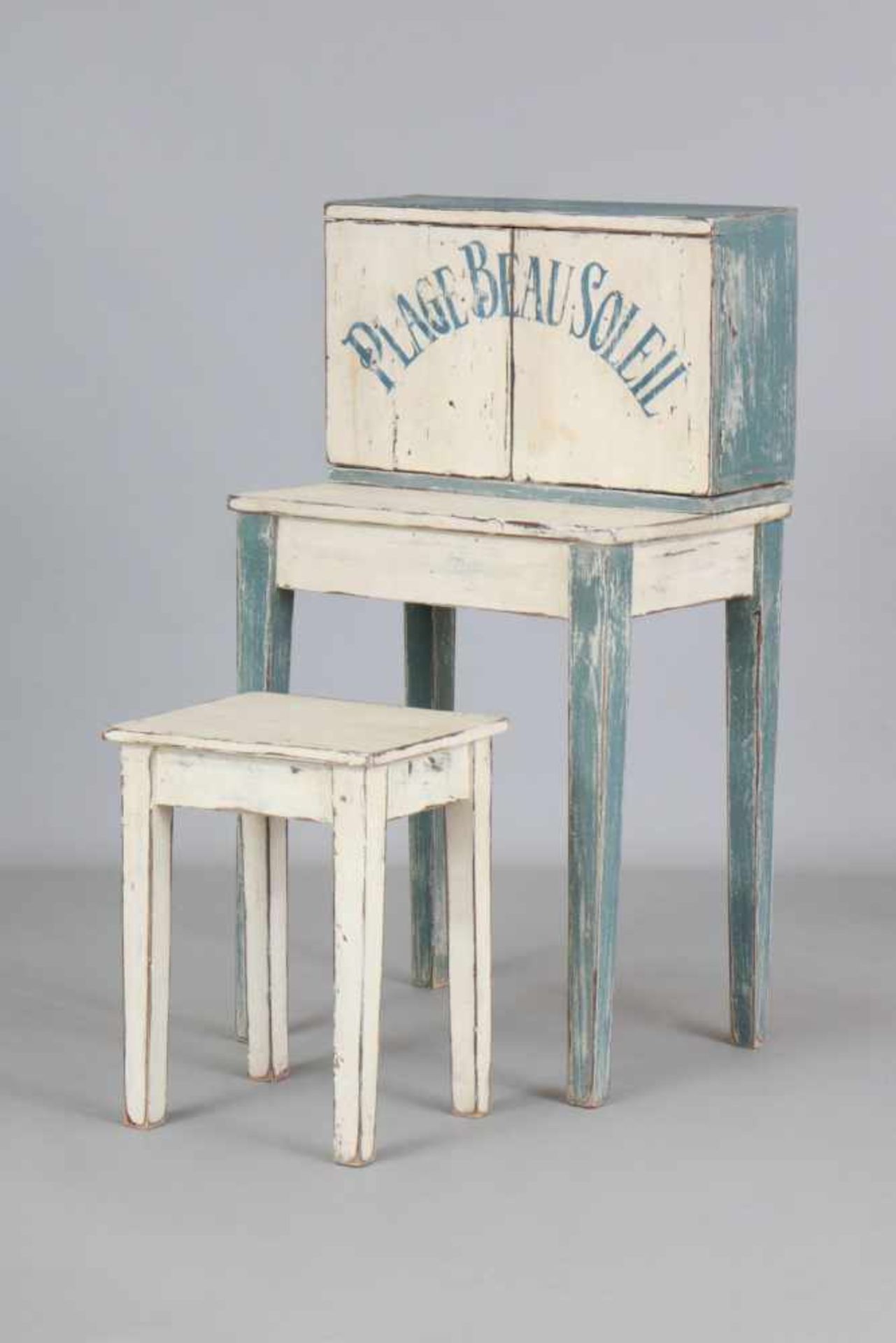 Kleiner Schreibtisch mit Hocker im Stile der JahrhundertwendeHolz, weiß und blau gefasst, auf den