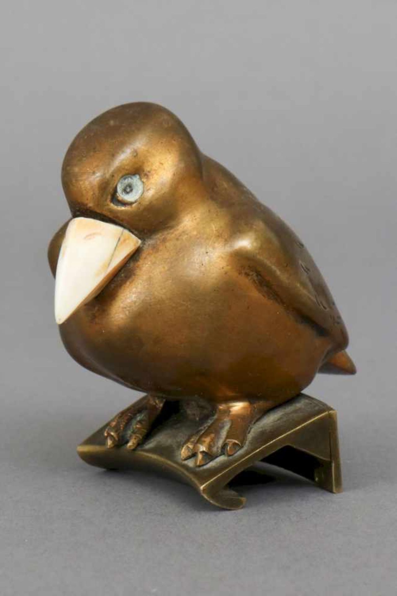 Bronzefigur ¨Spatz¨unbekannter Künstler, um 1900, sitzende Darstellung mit Elfenbeinschnabel, - Bild 2 aus 4