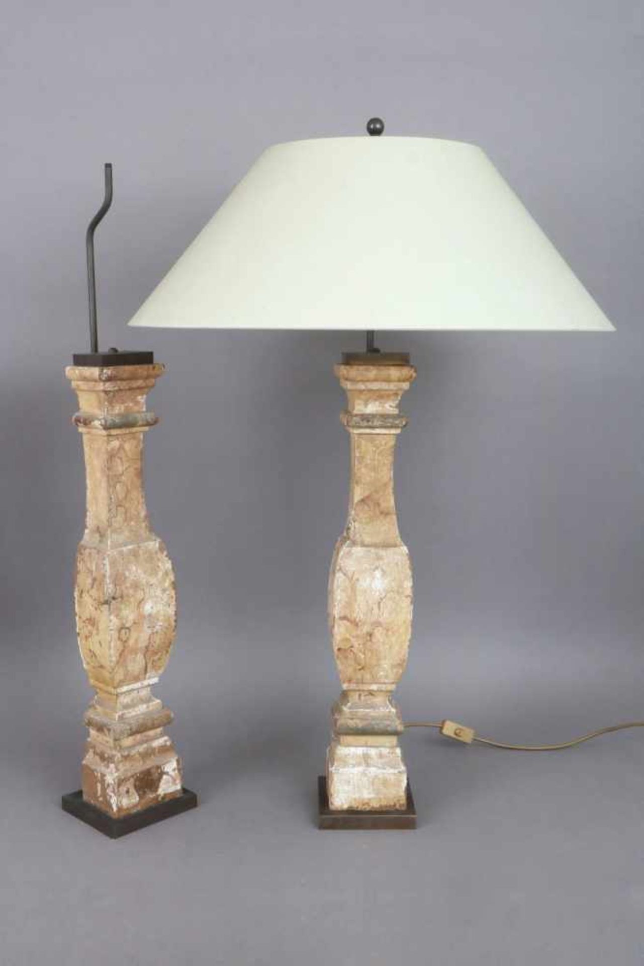 Paar LampenfüßeFuß in Form einer Balustersäule, Holz, mit Resten alter (heller) Farbfassung, - Bild 3 aus 3