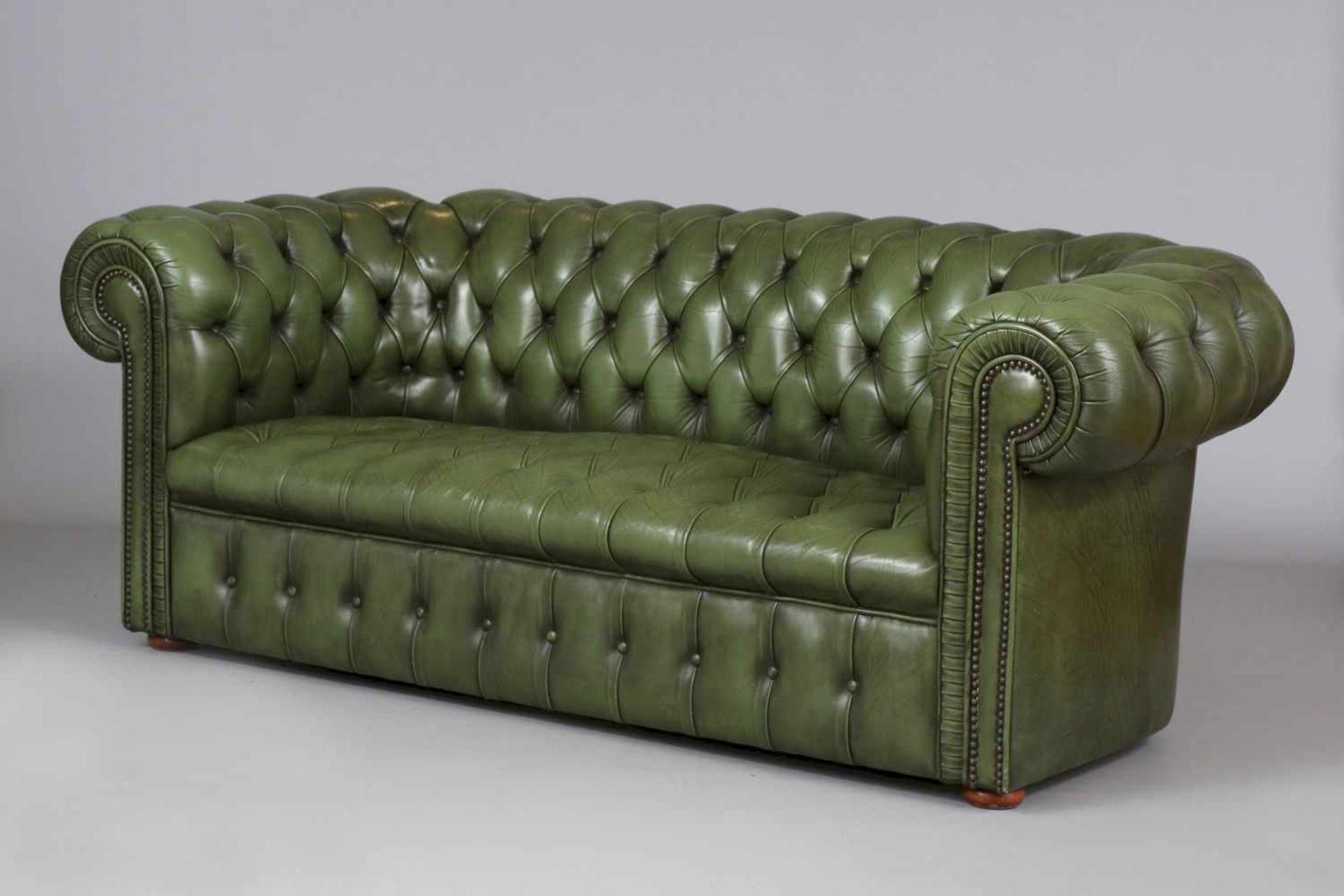 2-Sitzer Ledersofa im Stile Chesterfieldgrünes Leder, geheftet und genietet, L ca. 200cm, T ca. - Bild 3 aus 3