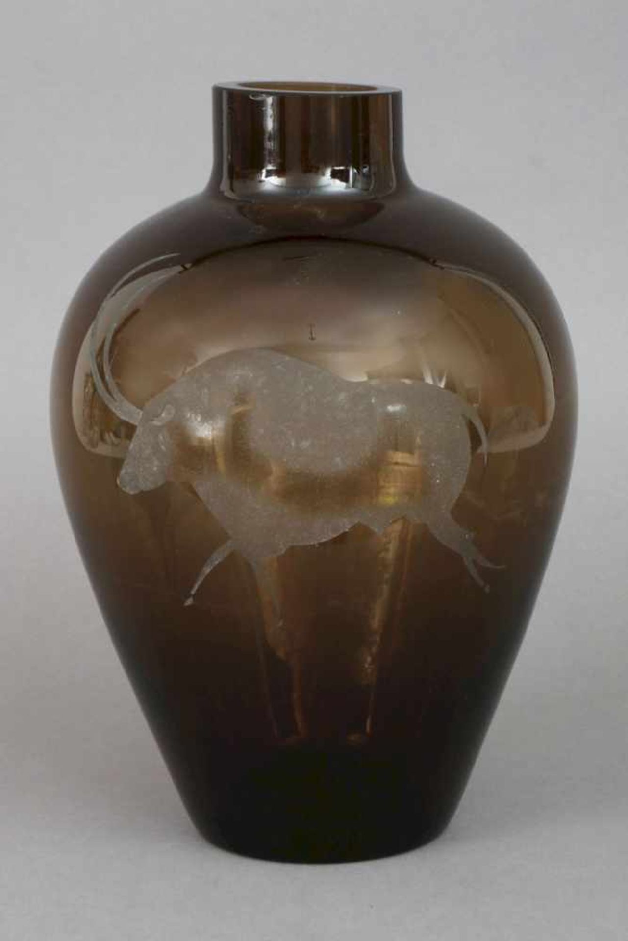 Vasequarzfarbenes Glas, wohl Böhmen, um 1960, hochbauchige Vase mit zylindrischem Hals und