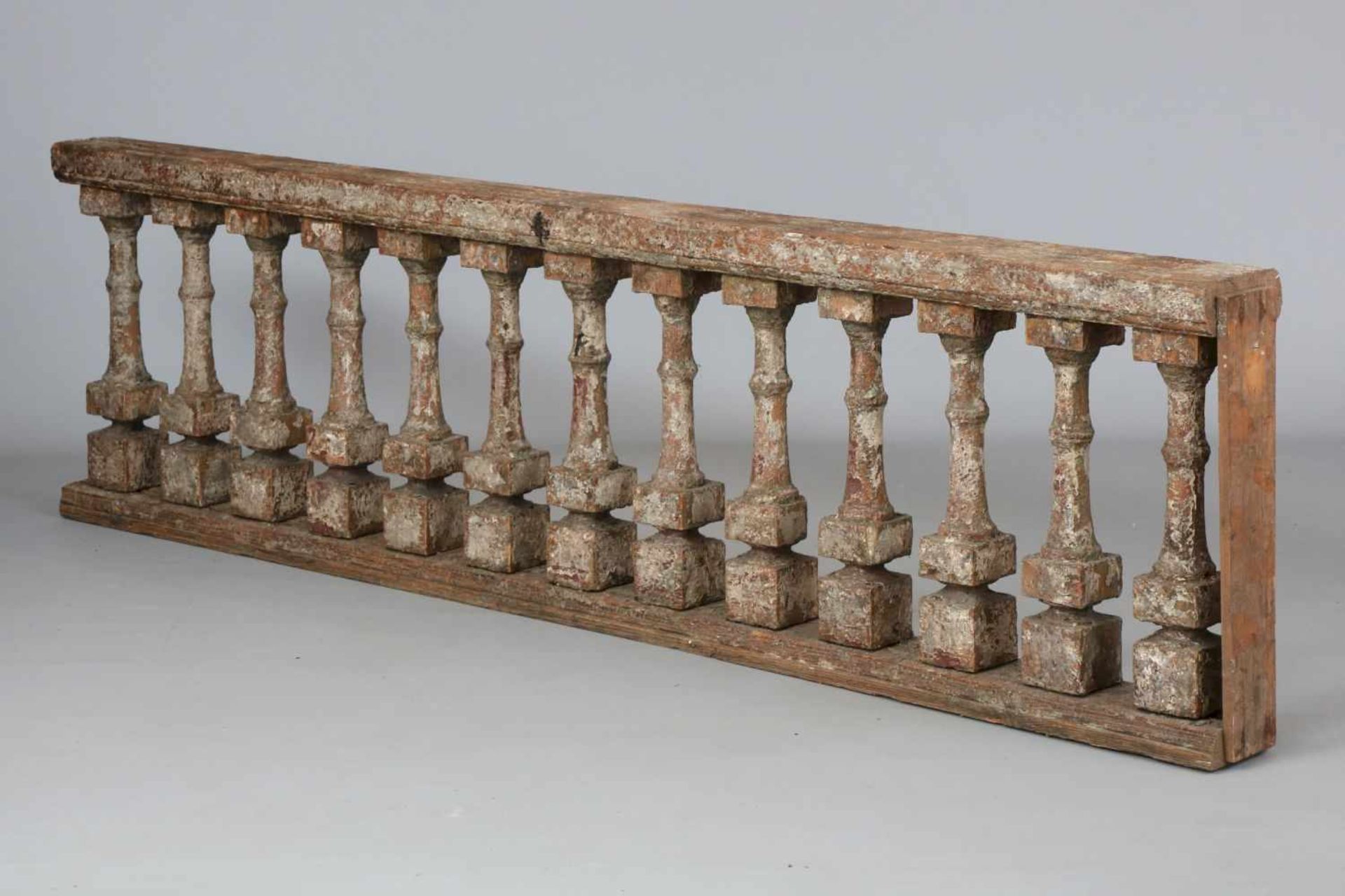 BalustradeHolz, 18./19. Jhdt., 13 Balustersäulen auf profilierter Bodenplatte, gekantete Deckplatte, - Bild 2 aus 2