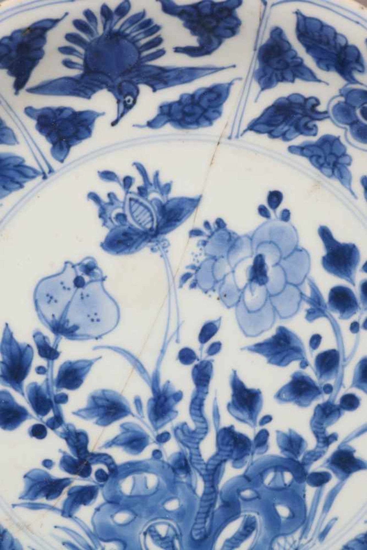 Paar chinesische TellerPorzellan, wohl 18. Jhdt., Blaumalerei, passige, leicht vertiefte Teller - Bild 6 aus 6