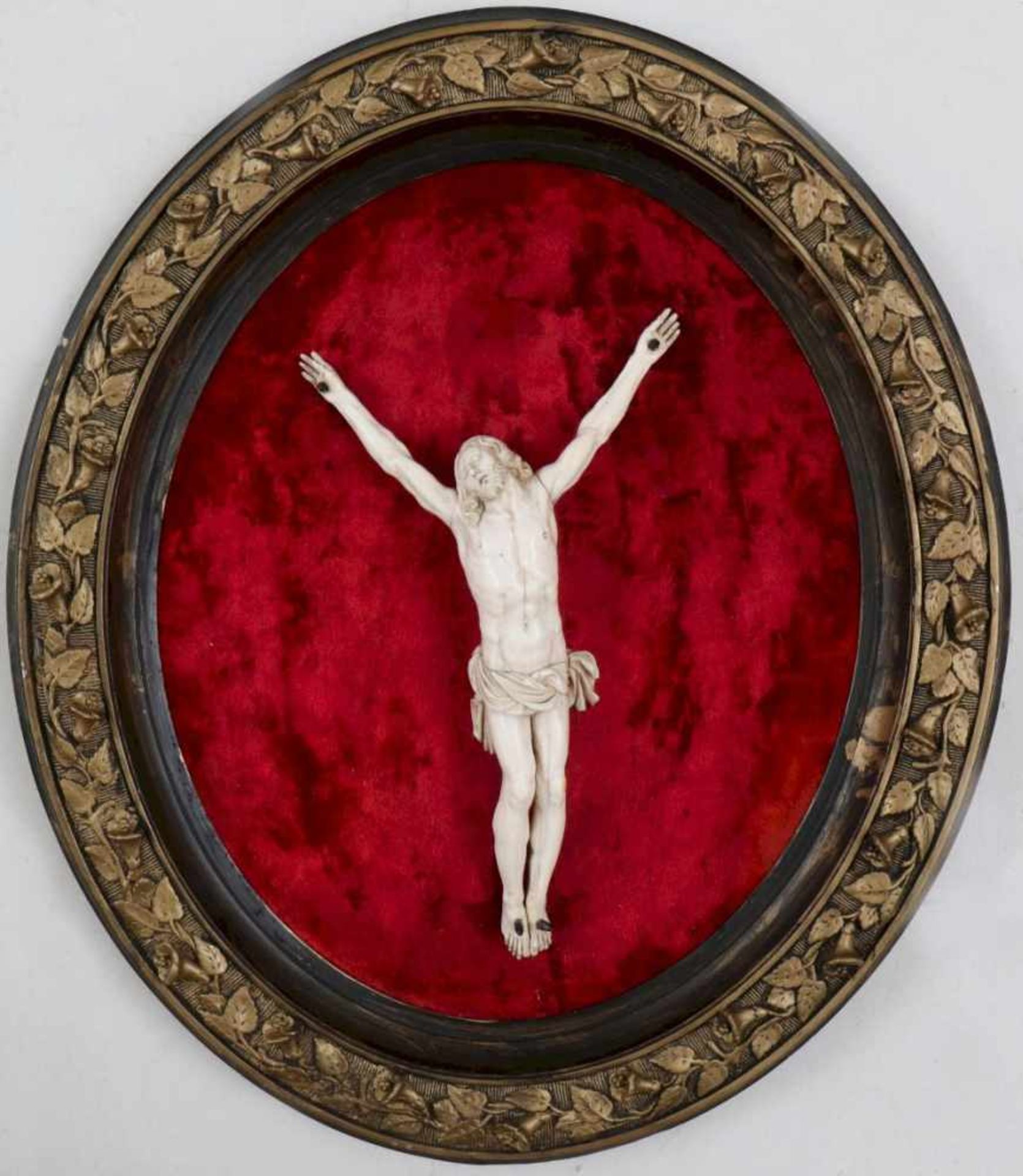 Elfenbein-Schnitzfigur des 18. Jahrhunderts ¨Kruzifix¨ (Christus ohne Kreuz)auf samtbezogener Platte