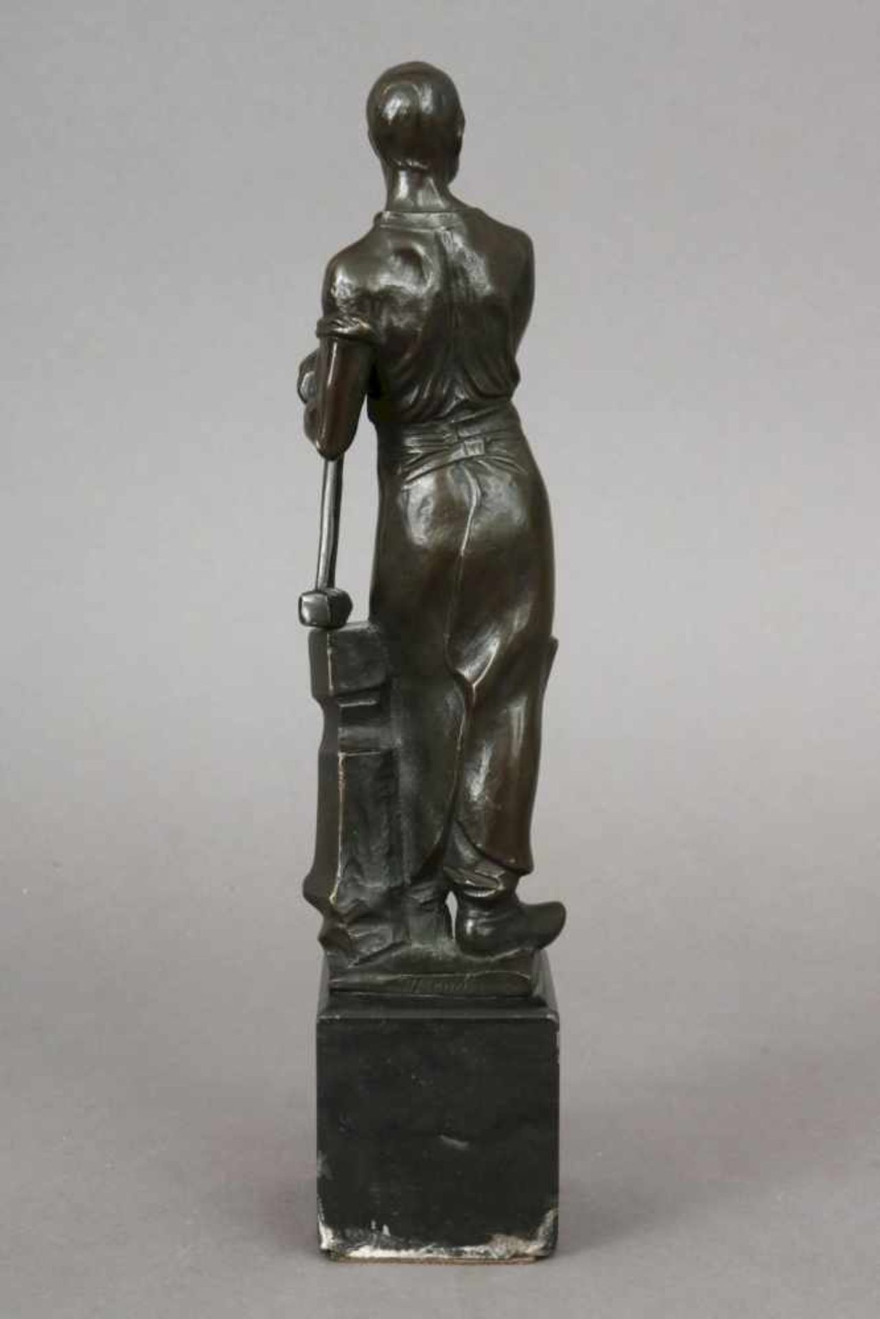 FRANZ IFFLAND (1862-1935) Bronzefigur ¨Schmied¨dunkel patiniert, stehende Darstellung mit Hammer und - Bild 4 aus 4