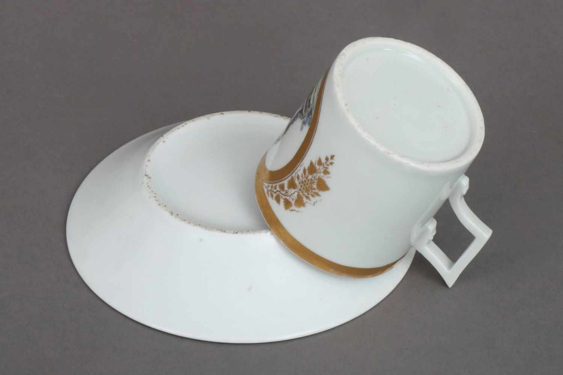 Empire TassePorzellan (ungemarkt), zylindrische Tasse mit J-förmigem Griff, ovale Kartusche mit - Bild 4 aus 5
