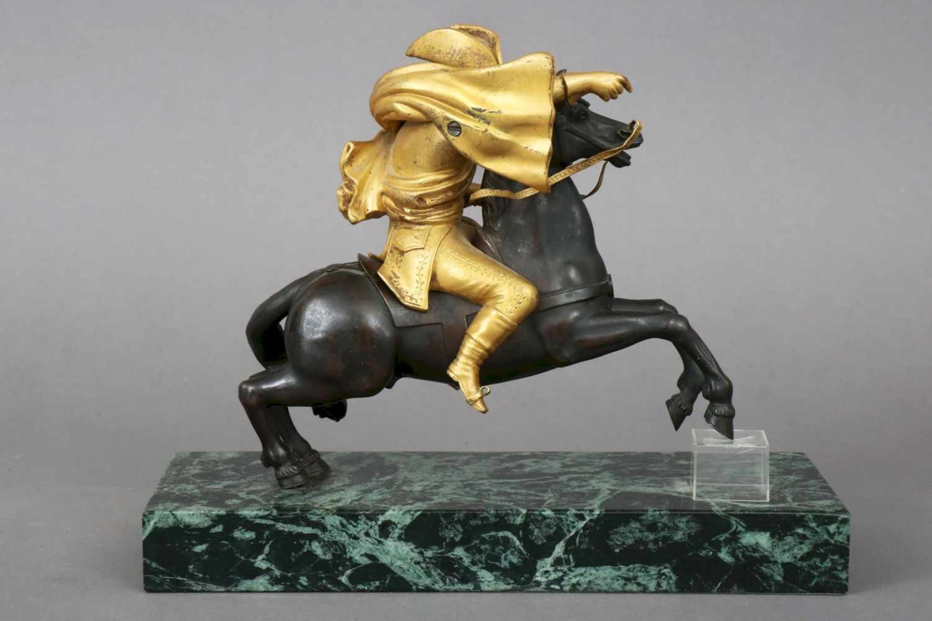 Bronzefigur ¨Napoleon Bonaparte zu Pferde¨feuervergoldete Figur auf schwarz patiniertem Pferd, - Bild 3 aus 4