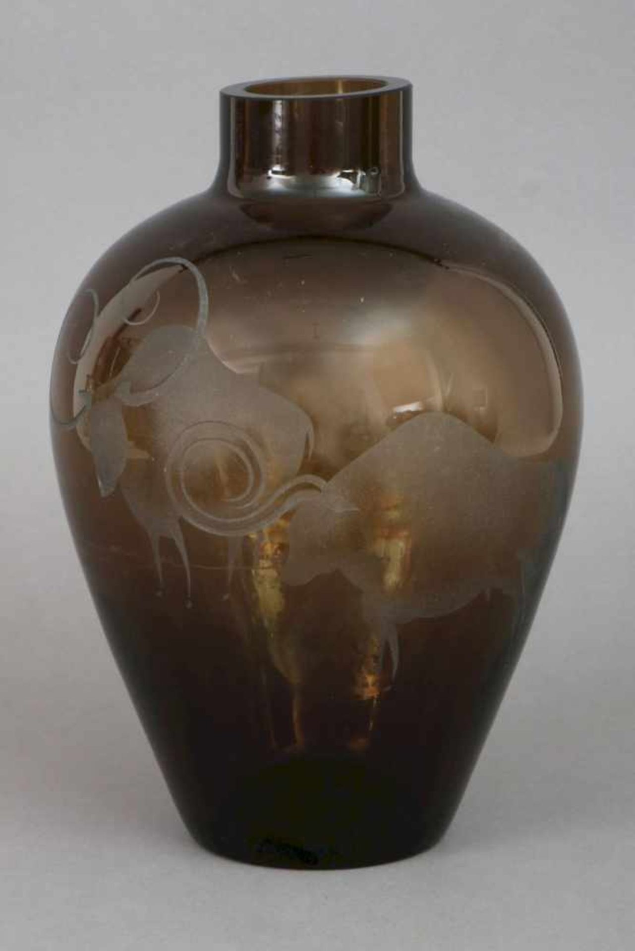 Vasequarzfarbenes Glas, wohl Böhmen, um 1960, hochbauchige Vase mit zylindrischem Hals und - Bild 2 aus 3