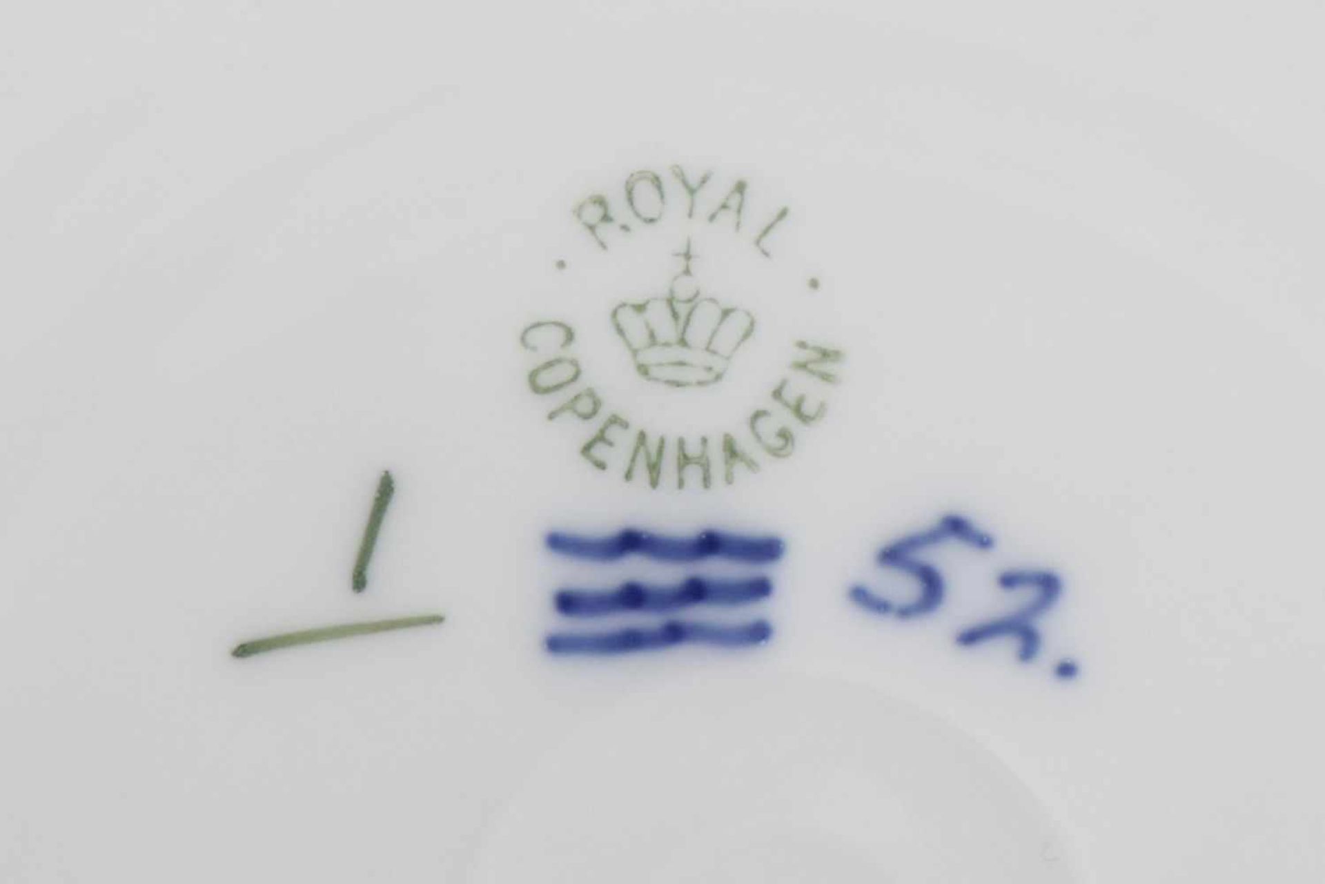 12 ROYAL COPENHAGEN Fischtellerum 1920, leicht gewellter Rand, pastellfarbenes Dekor mit diversen - Bild 2 aus 3