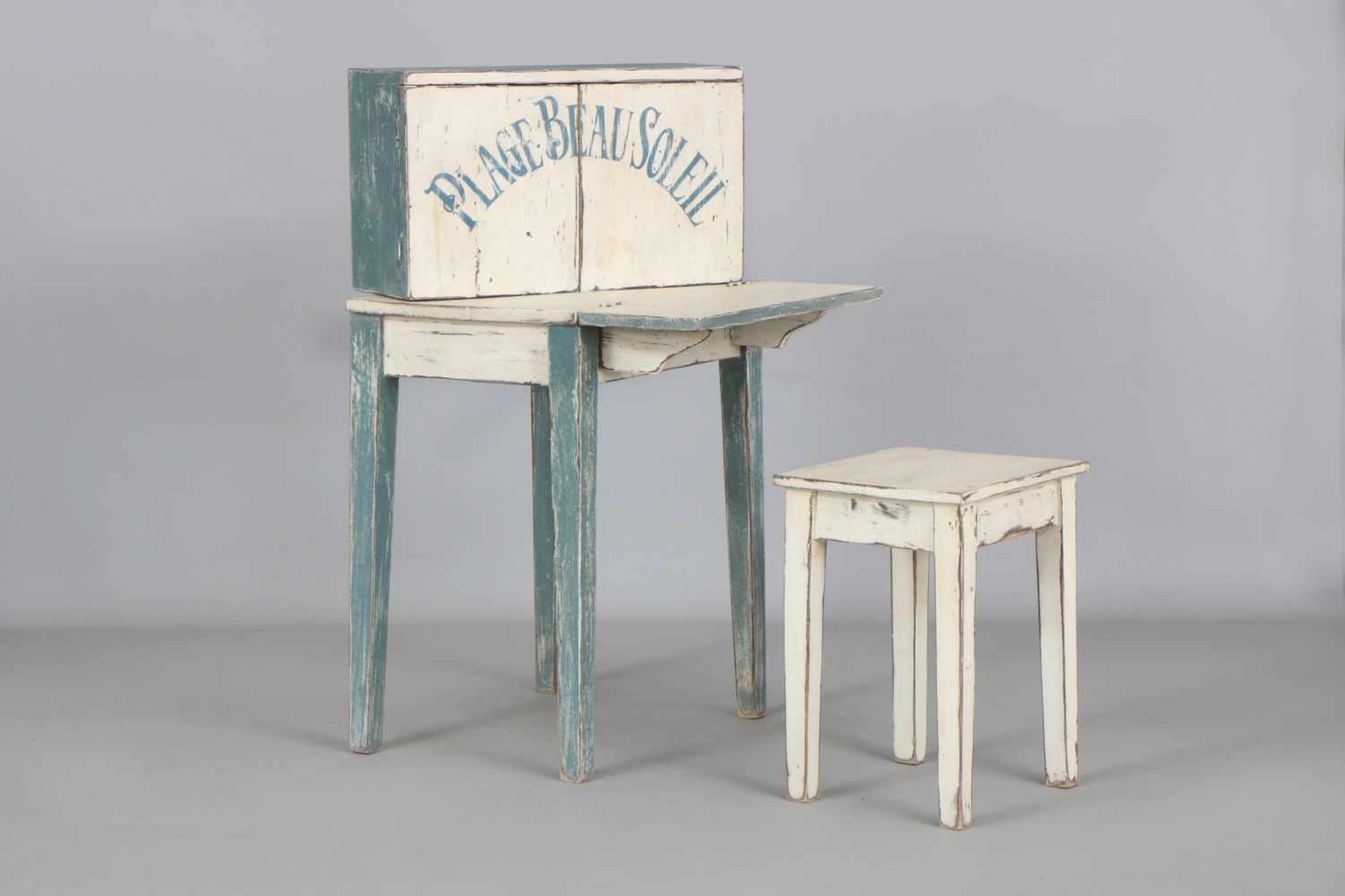 Kleiner Schreibtisch mit Hocker im Stile der JahrhundertwendeHolz, weiß und blau gefasst, auf den - Bild 4 aus 5