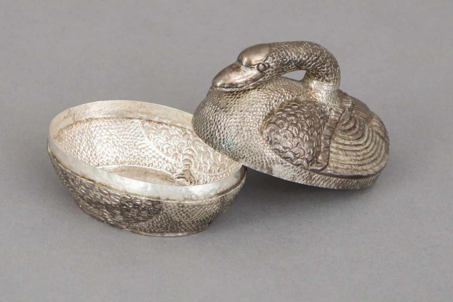 Khmer Silberdose in Form eines SchwansDeckeldose in vollplastischer Form, Wandung getrieben und - Bild 4 aus 6