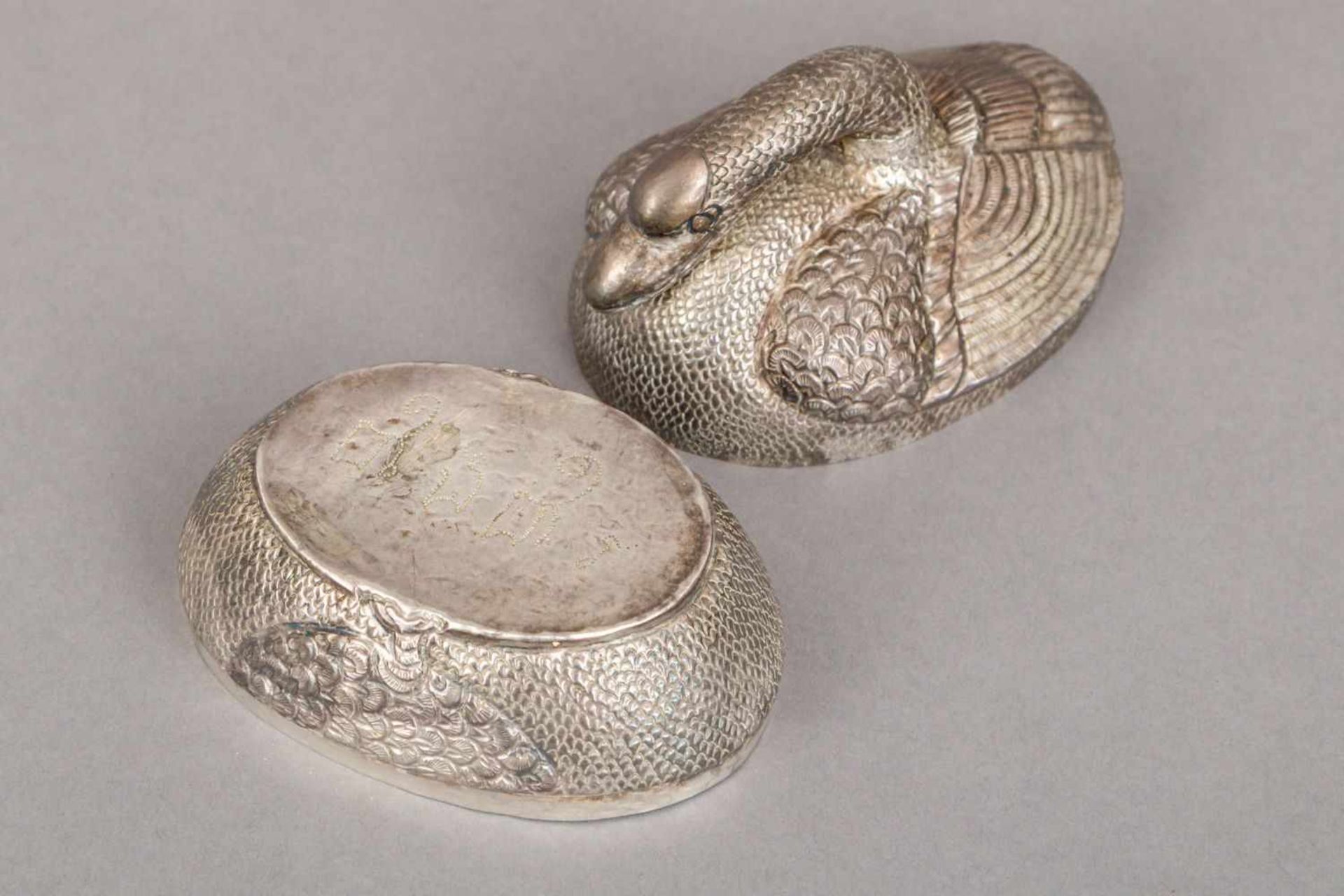 Khmer Silberdose in Form eines SchwansDeckeldose in vollplastischer Form, Wandung getrieben und - Bild 5 aus 6