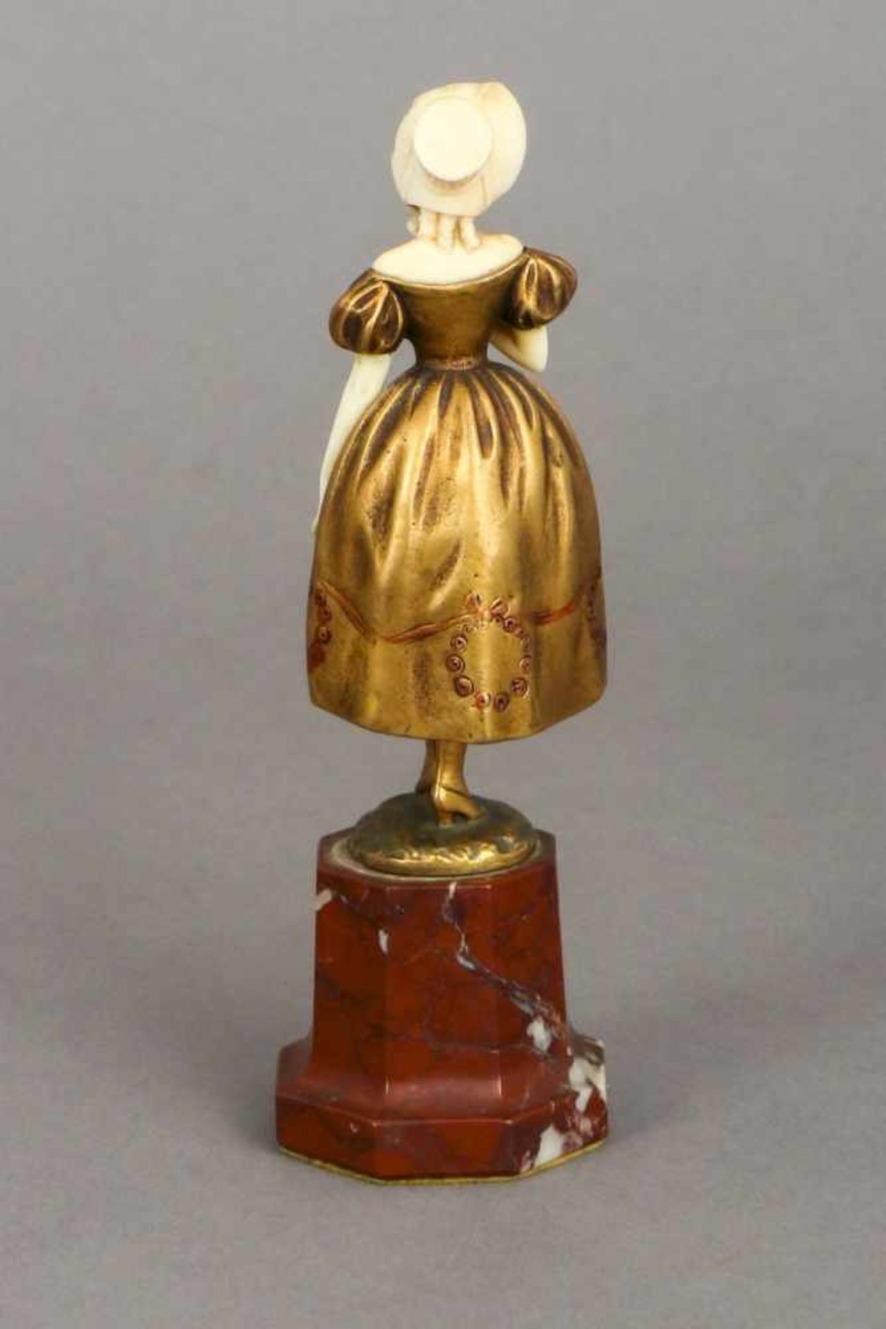 JOHANN PHILIPP PREISS (1882-1943) Chryselephantine ¨Dame im Biedermeier-Kleid mit Hut¨vergoldete und - Bild 3 aus 4