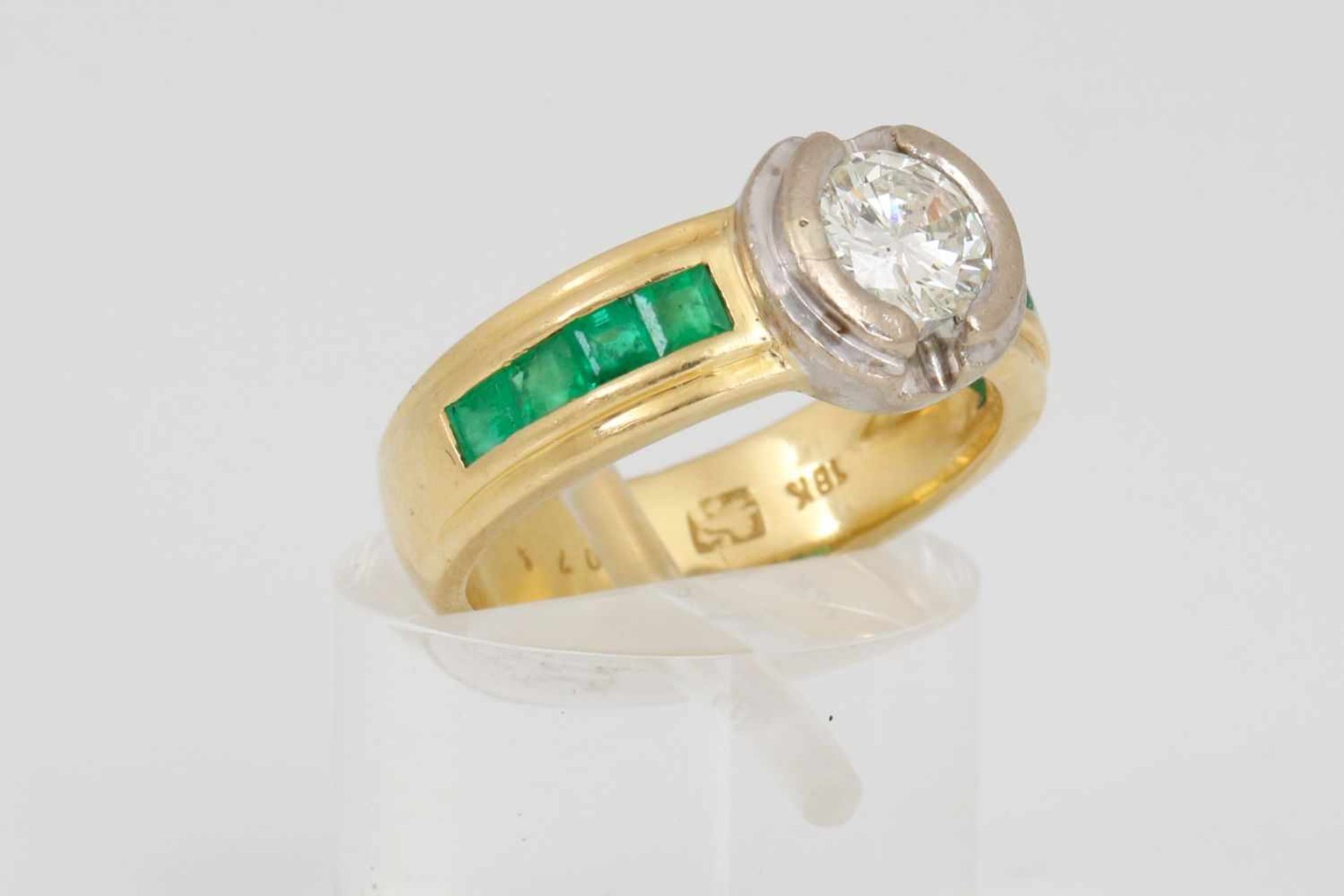 Brillant-Smaragd Ring750er Gelb- und Weißgold, mittig ein Diamant im Brillantschliff, 0,74ct., si, - Bild 5 aus 5