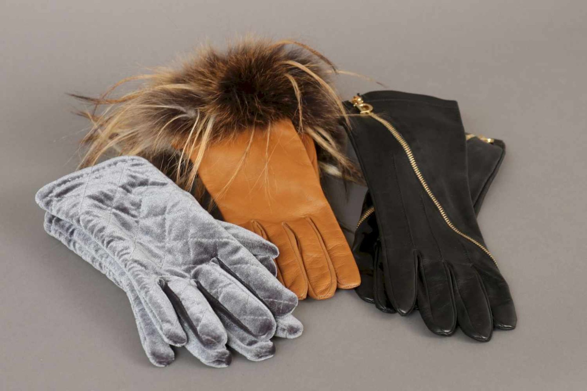 3 Paar Handschuhe (u.a. DIOR)1x grauer Samt (Thinsulate), 1x camelfarbenes Leder mit Fellrand, - Bild 2 aus 2
