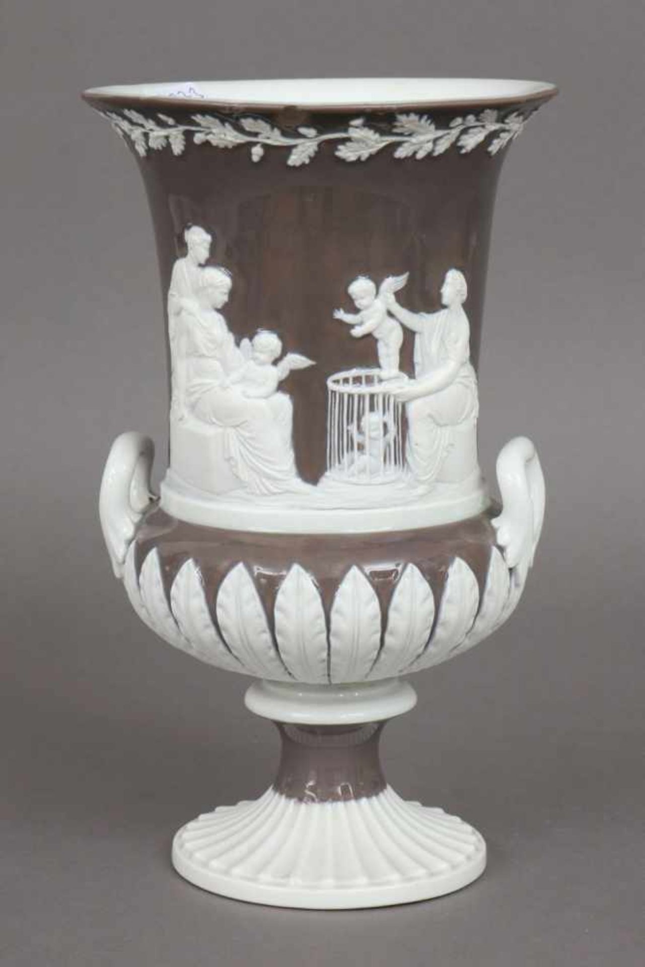 MEISSEN Kratervase des späten 19. JahrhundertsKnaufschwerter, kraterförmige Amphore mit 2 seitlichen