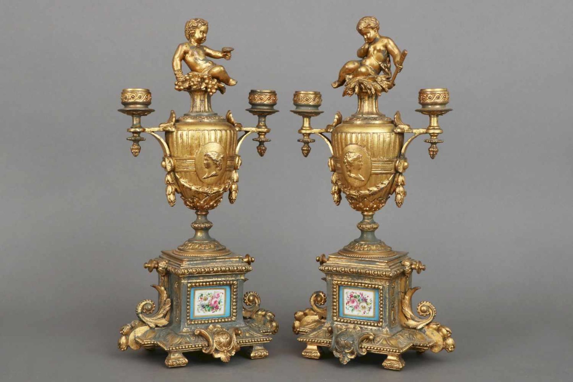 Paar Kerzenleuchter/Beisteller im Stile des Empirevergoldetes Metall und bemaltes Porzellan, - Bild 2 aus 4