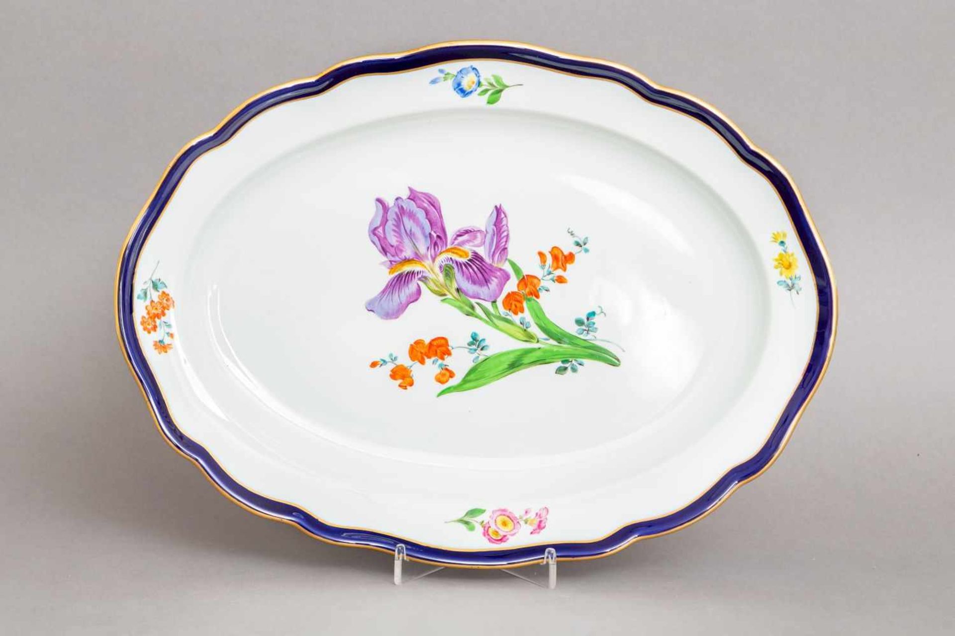 MEISSEN ServierplatteSchwertermarke des späten 20. Jhdts., Dekor ¨Blume¨ (Schwertlilie), oval-