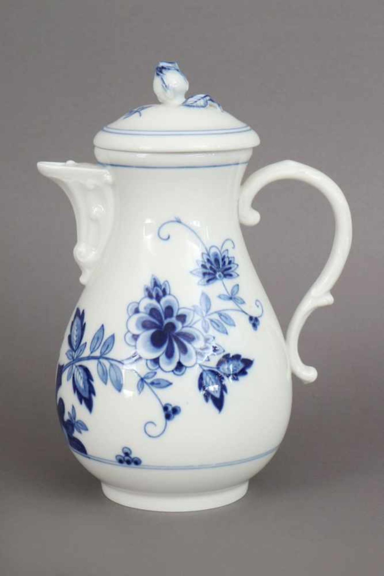 MEISSEN KaffeekanneDekor ¨Blaue (indische) Blume¨, 2. Hälfte 20. Jhdt., birnenförmiger Korpus mit