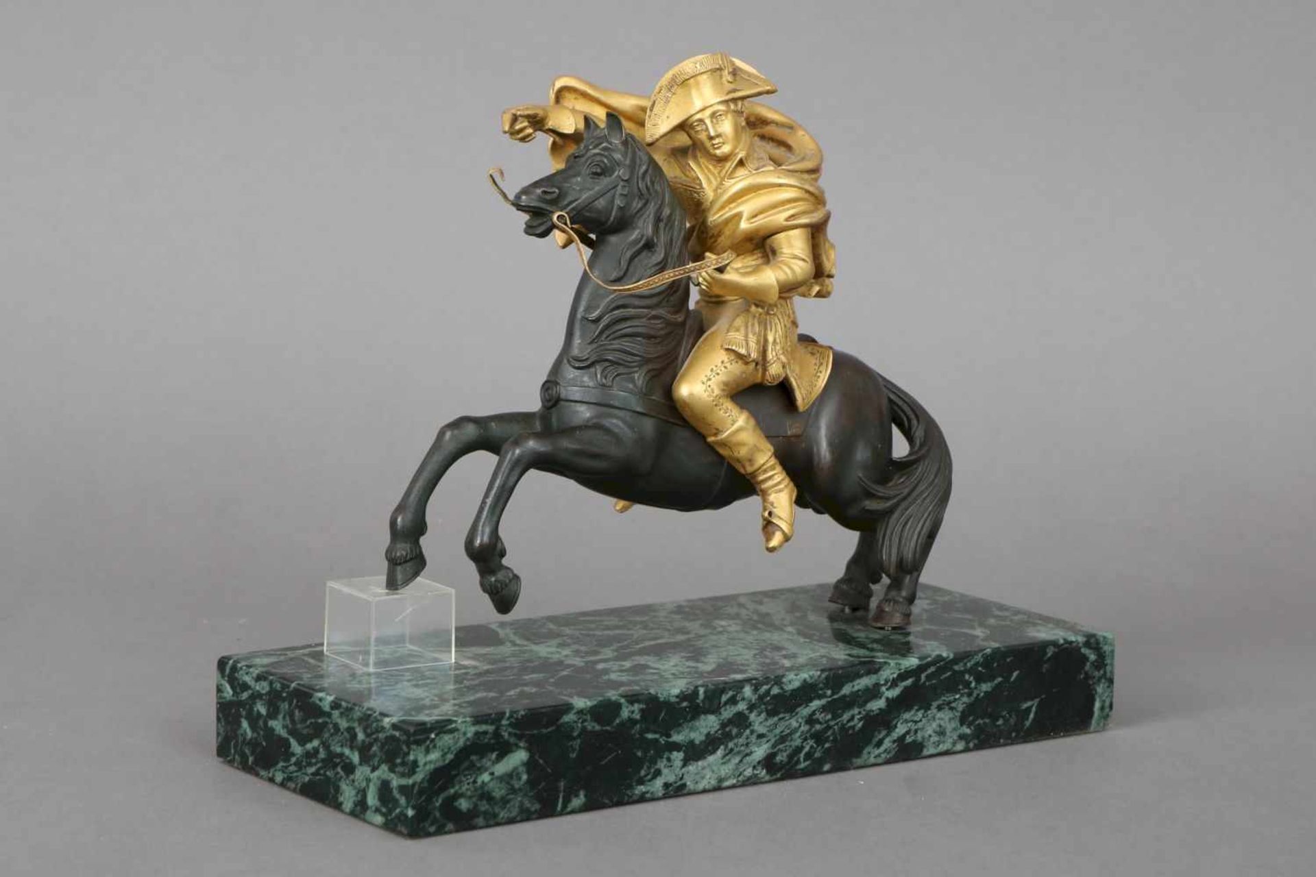 Bronzefigur ¨Napoleon Bonaparte zu Pferde¨feuervergoldete Figur auf schwarz patiniertem Pferd,