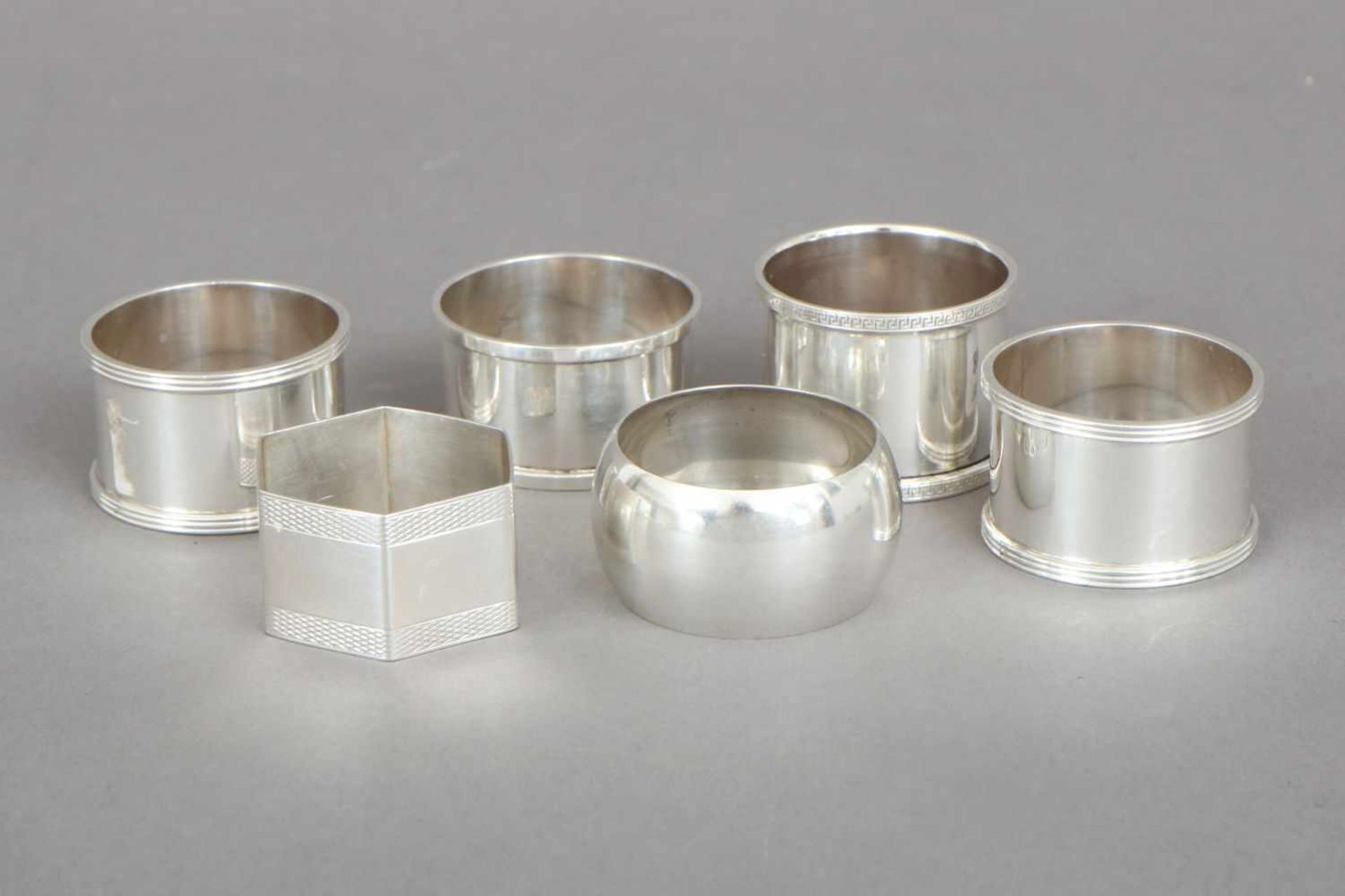 6 Silber ServiettenringeSterling Silber, England, frühes 20. Jahrhundert, diverse Formen und Dekore, - Bild 2 aus 3