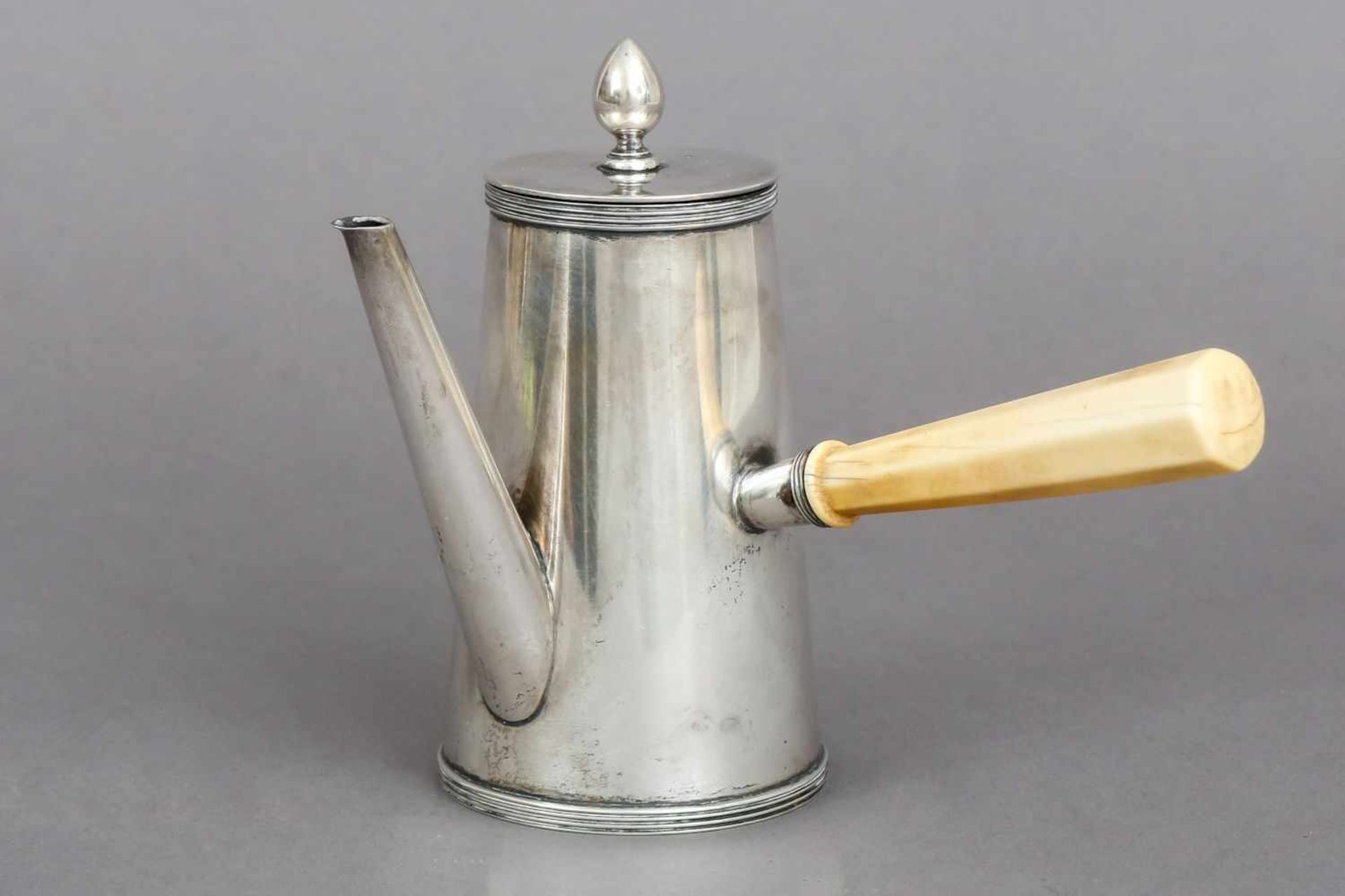 Silber MokkakanneHolland, um 1900, konischer, glatter Korpus mit Scharnierdeckel, Zapfenknauf, 1