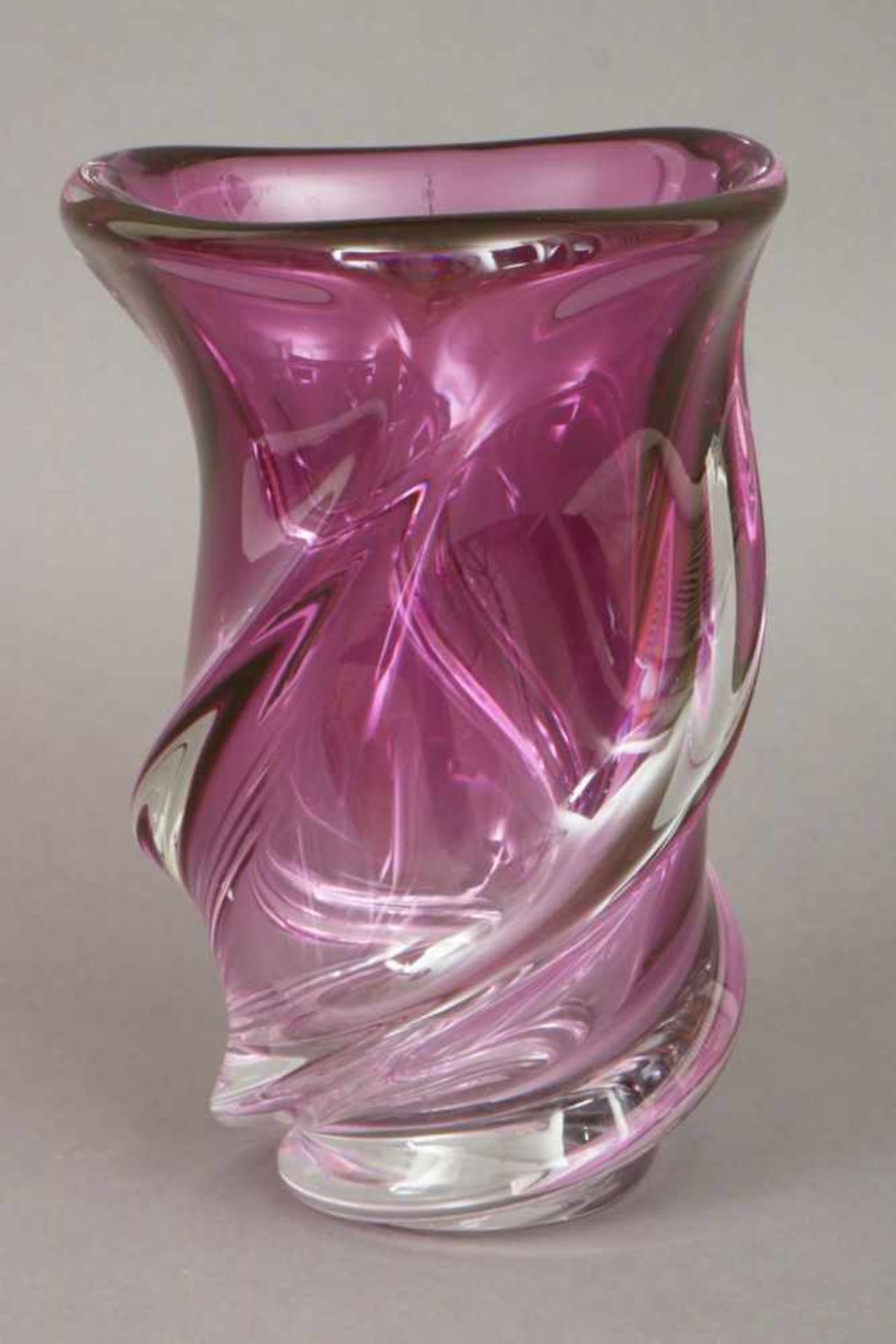 VAL ST. LAMBERT Vasefarbloses und violettes Glas, gedrehter Korpus, am Boden Ätzsignatur, H ca.