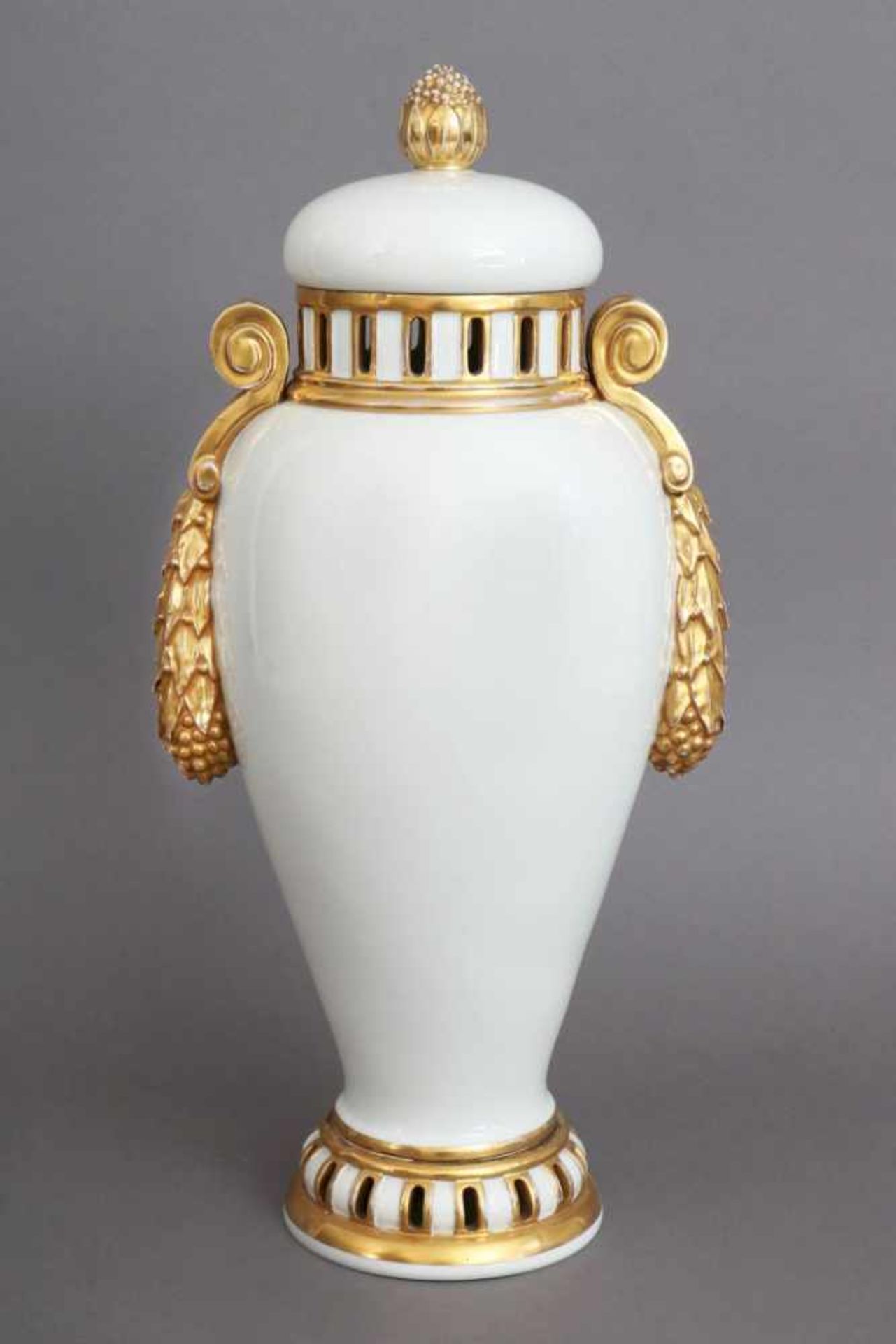 Großes DRESDEN Vasen-/Potpourrigefäßbekrönte ¨N¨-Marke, um 1900, ovoider Korpus auf eingezogenem