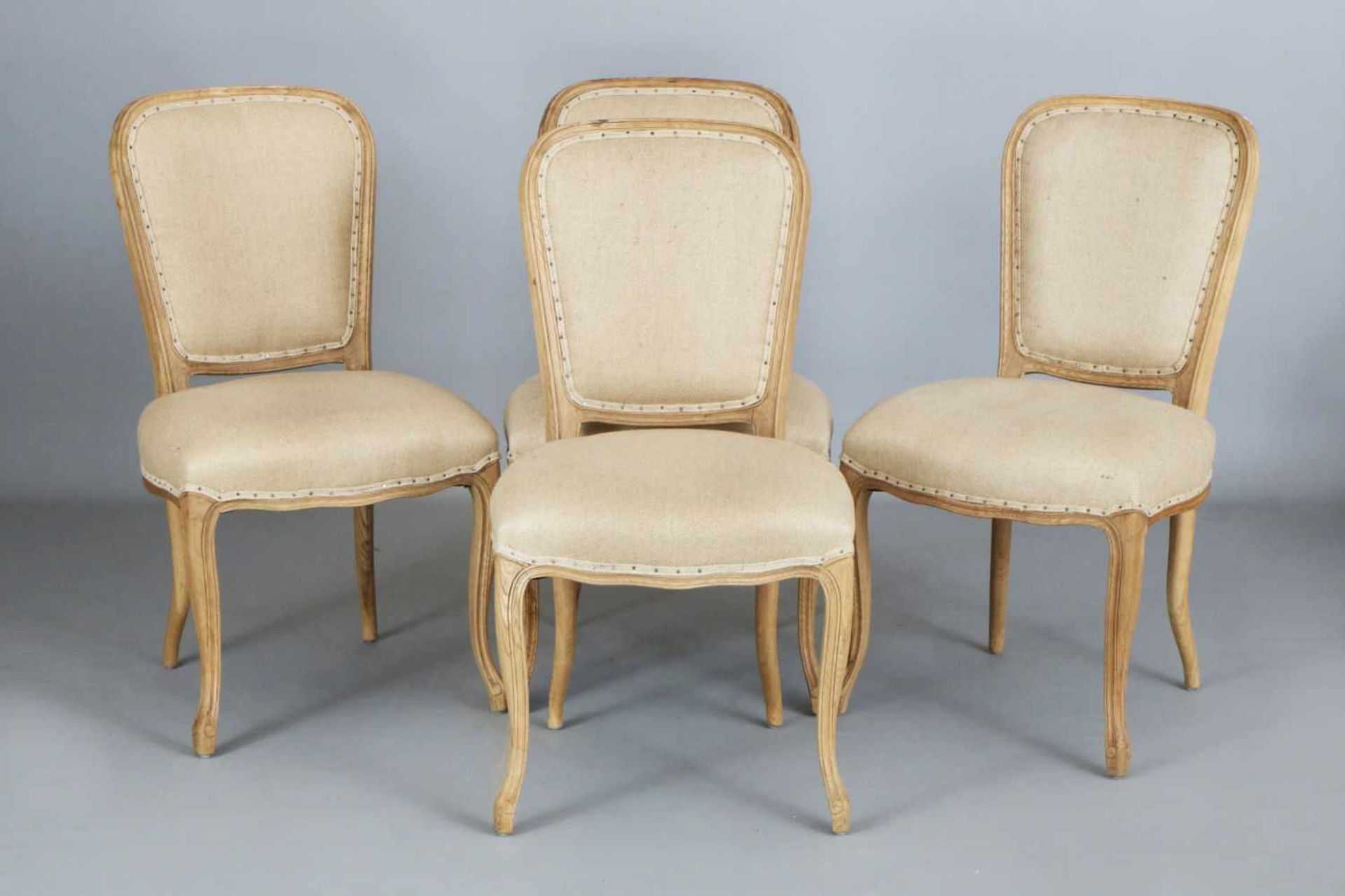 4 PONAX Stühle im Stile Louis XV.heller Eichenholzrahmen, gepolsterter, trapezförmiger Rücken und