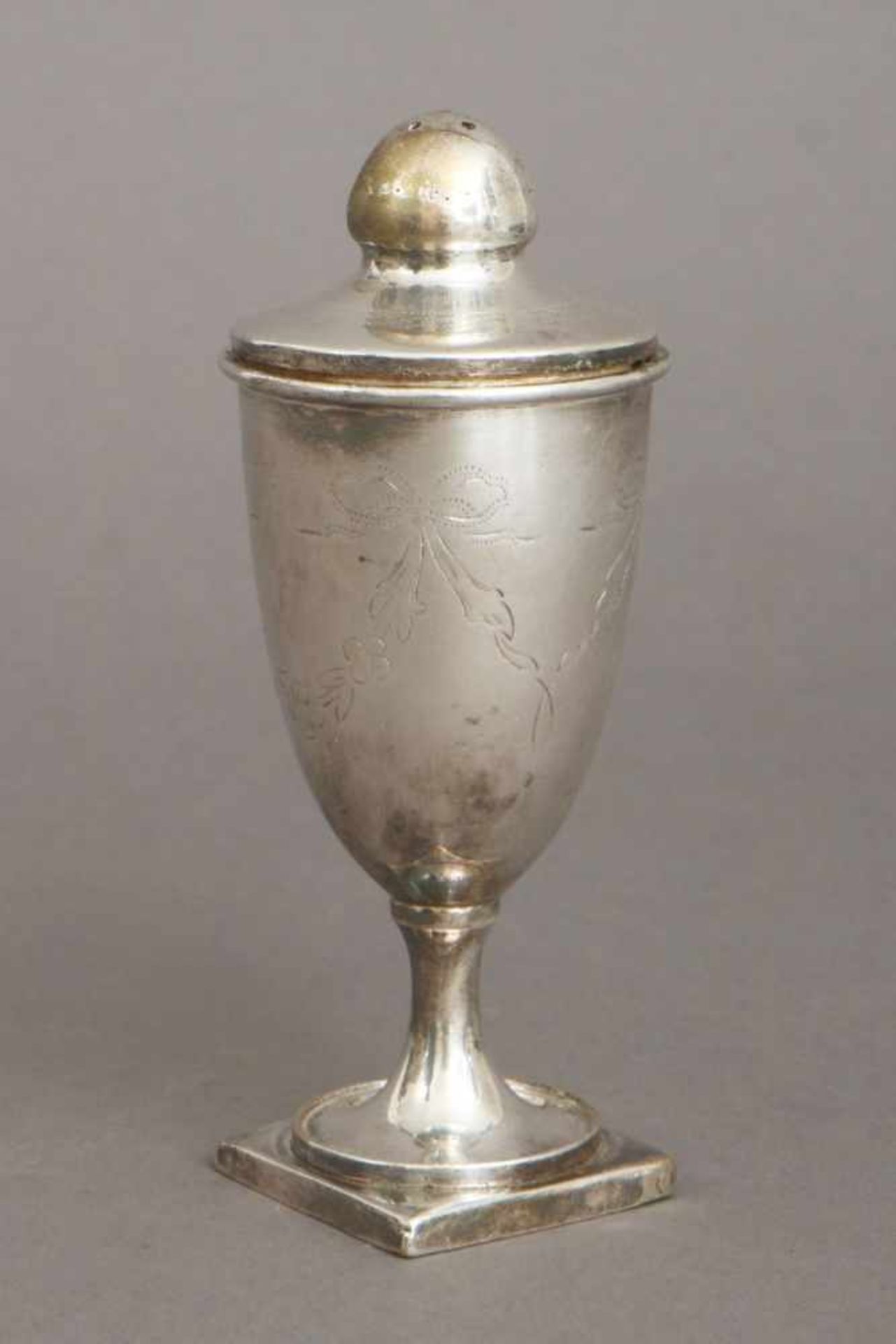 Gewürzstreuer im Stile des Empireversilbertes Metall, um 1900, vasenförmiger Korpus mit