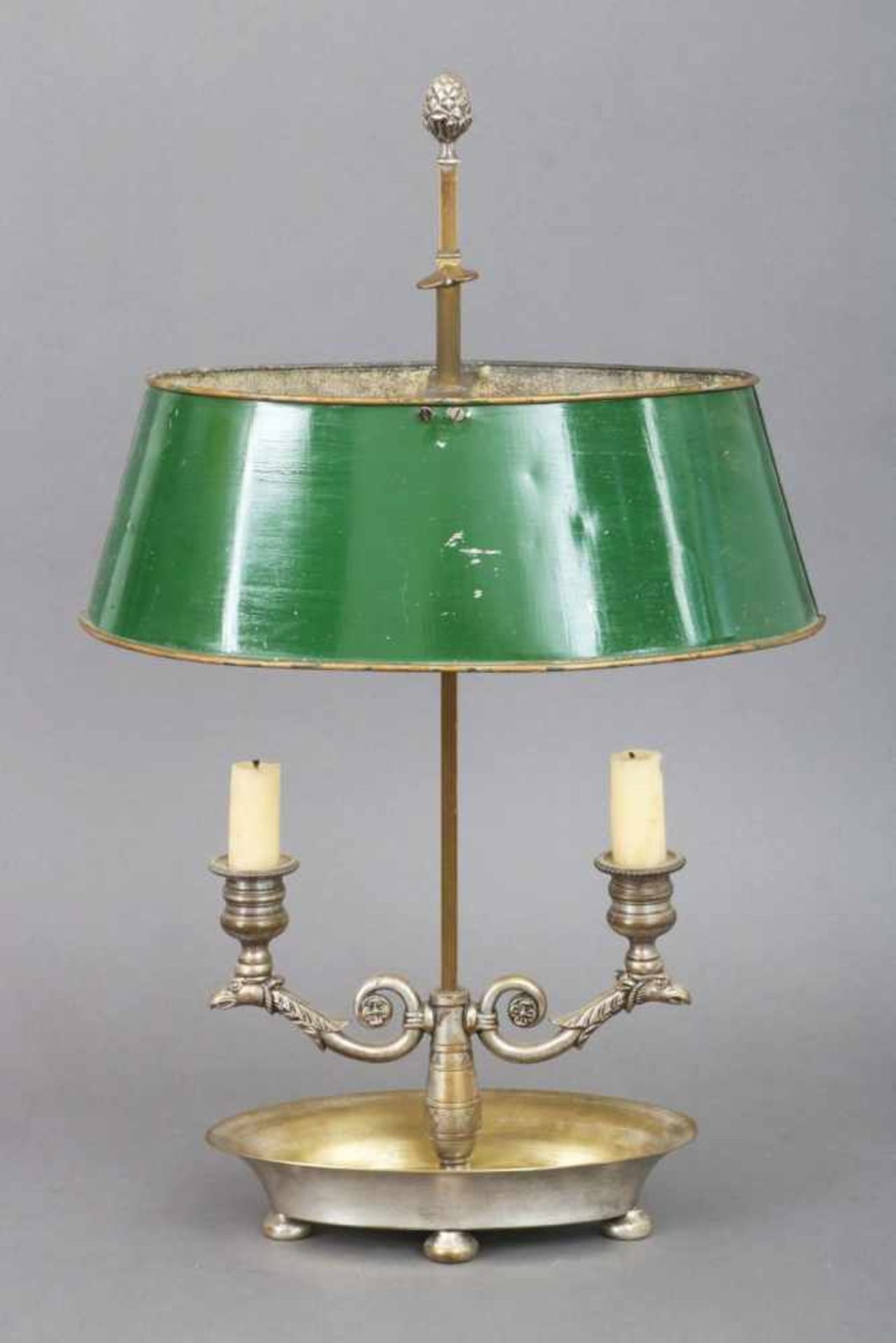 Empire-Bouillotte des 19. JahrhundertsMessing, versilbert, Frankreich, um 1820, 2 Leuchterarme mit