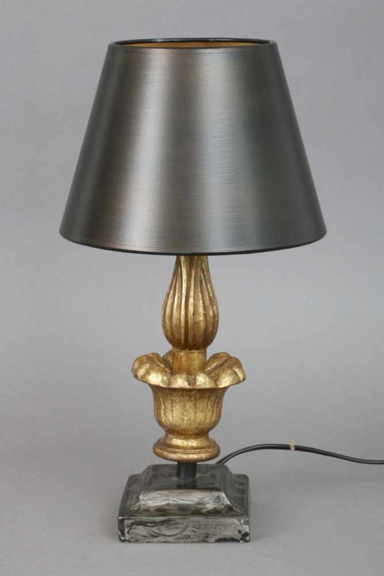 TischlampeFuß in Form eines blütenförmigen Möbelornaments (Kelchform, mit flammenförmiger Blüte), - Image 2 of 3
