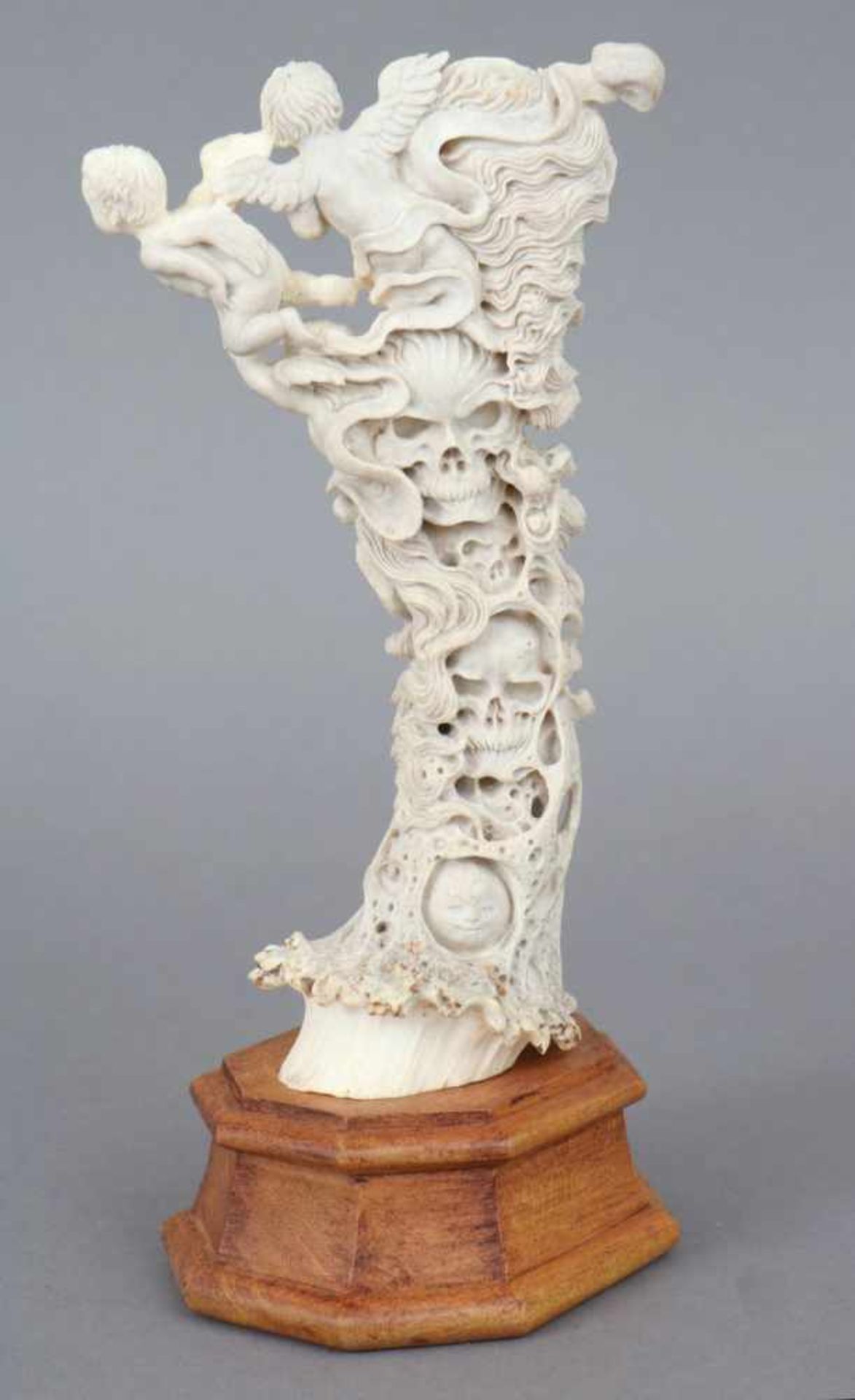 Groteske Bein- (Knochen) Schnitzereiunbekannter Künstler, Darstellung einer Anzahl Köpfe und - Bild 3 aus 4