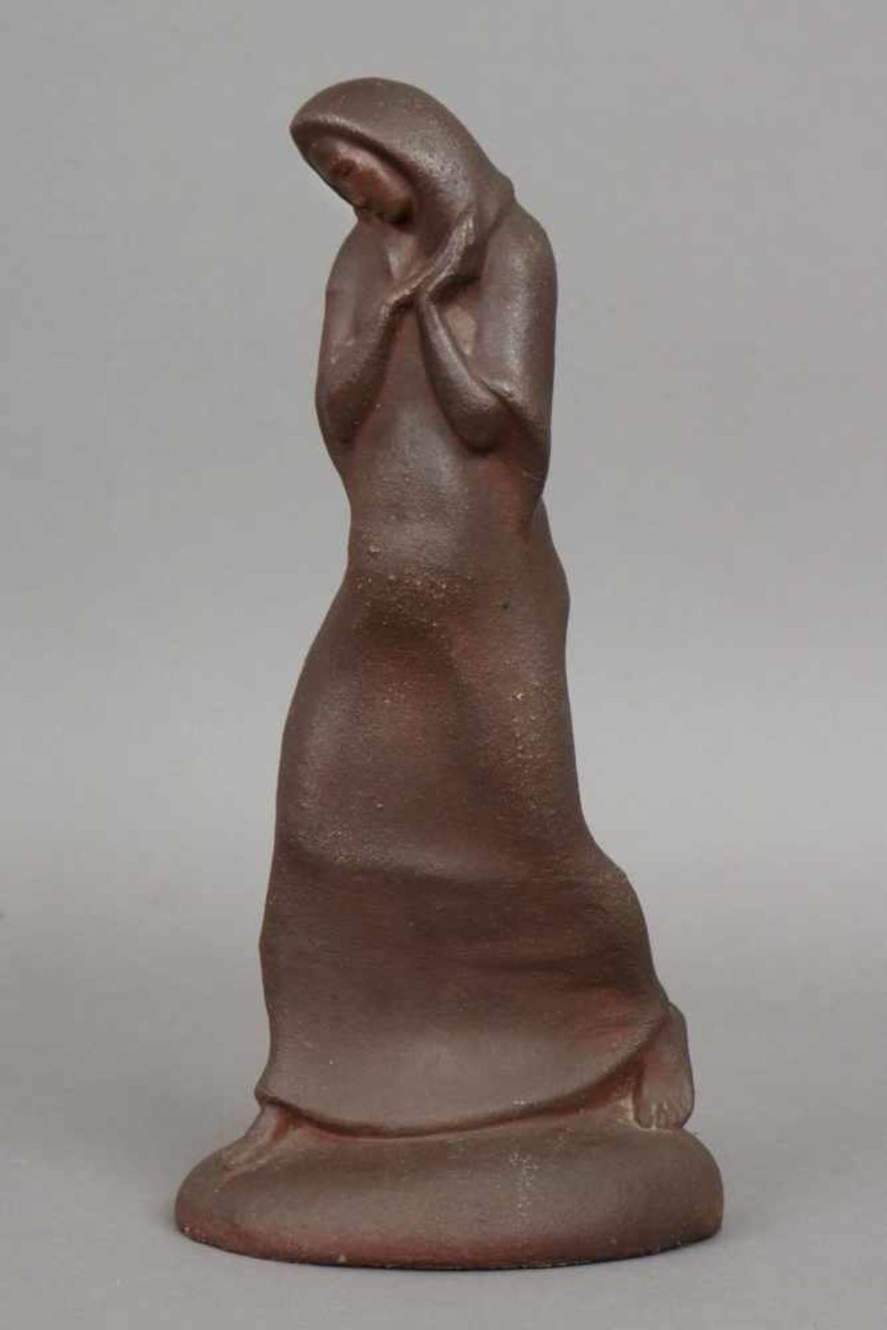 KARL HARTUNG (1908 - 1967) Terrakotta-Figur ¨Stehende Schwangere¨dunkel (braun) glasiert,