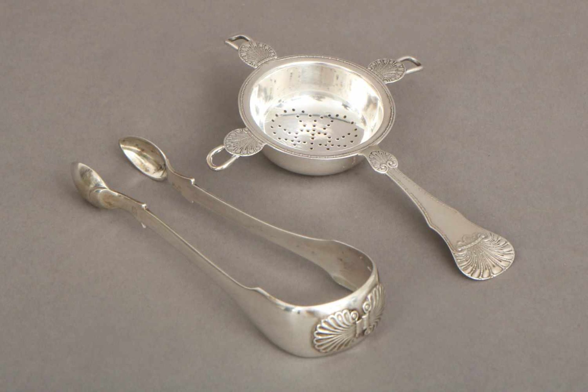 2 Teile ¨Empire¨ Tafelsilber1 Zuckerzange (Hamburger Silber, frühes 19. Jahrhundert) und 1