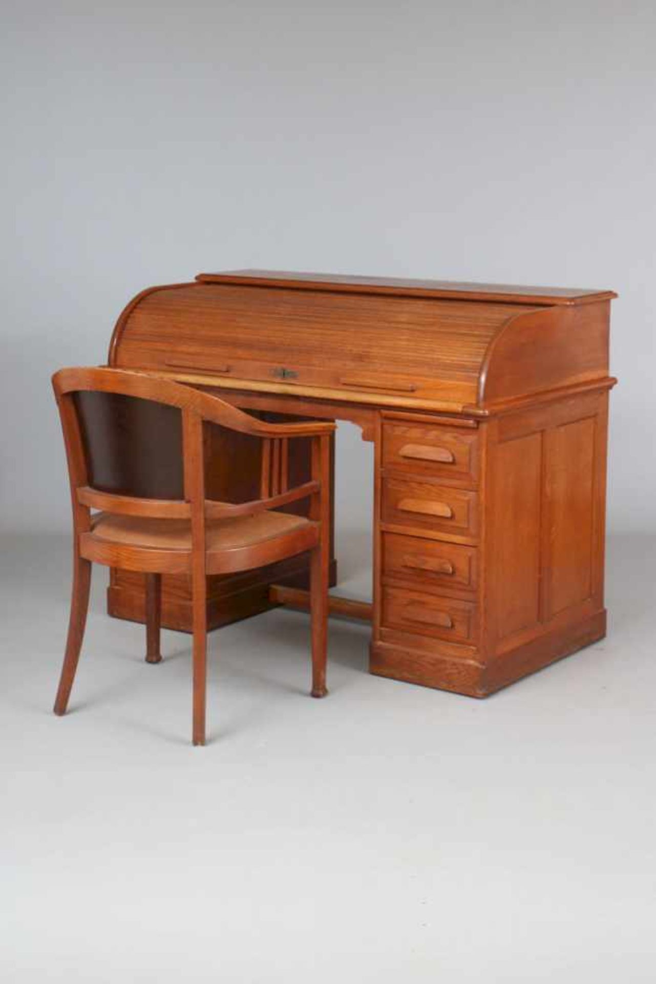 Kontor Schreibtisch mit RollzylinderEiche, Deutsch, um 1920, eckige Schreibplatte unter versenkbarem - Image 3 of 7