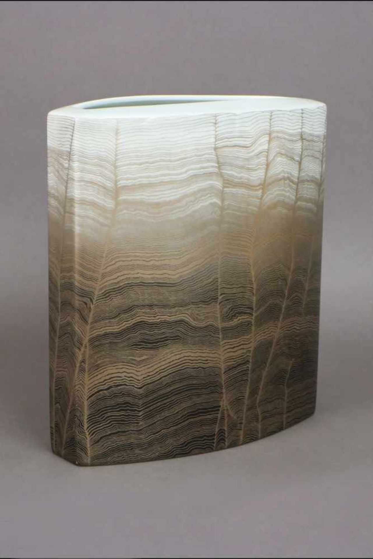 ROSENTHAL Porzellan-Vase ¨3512¨aus dem Jubiläumsjahr 1979, ovaler Korpus, Wandung mit gold-silbernem