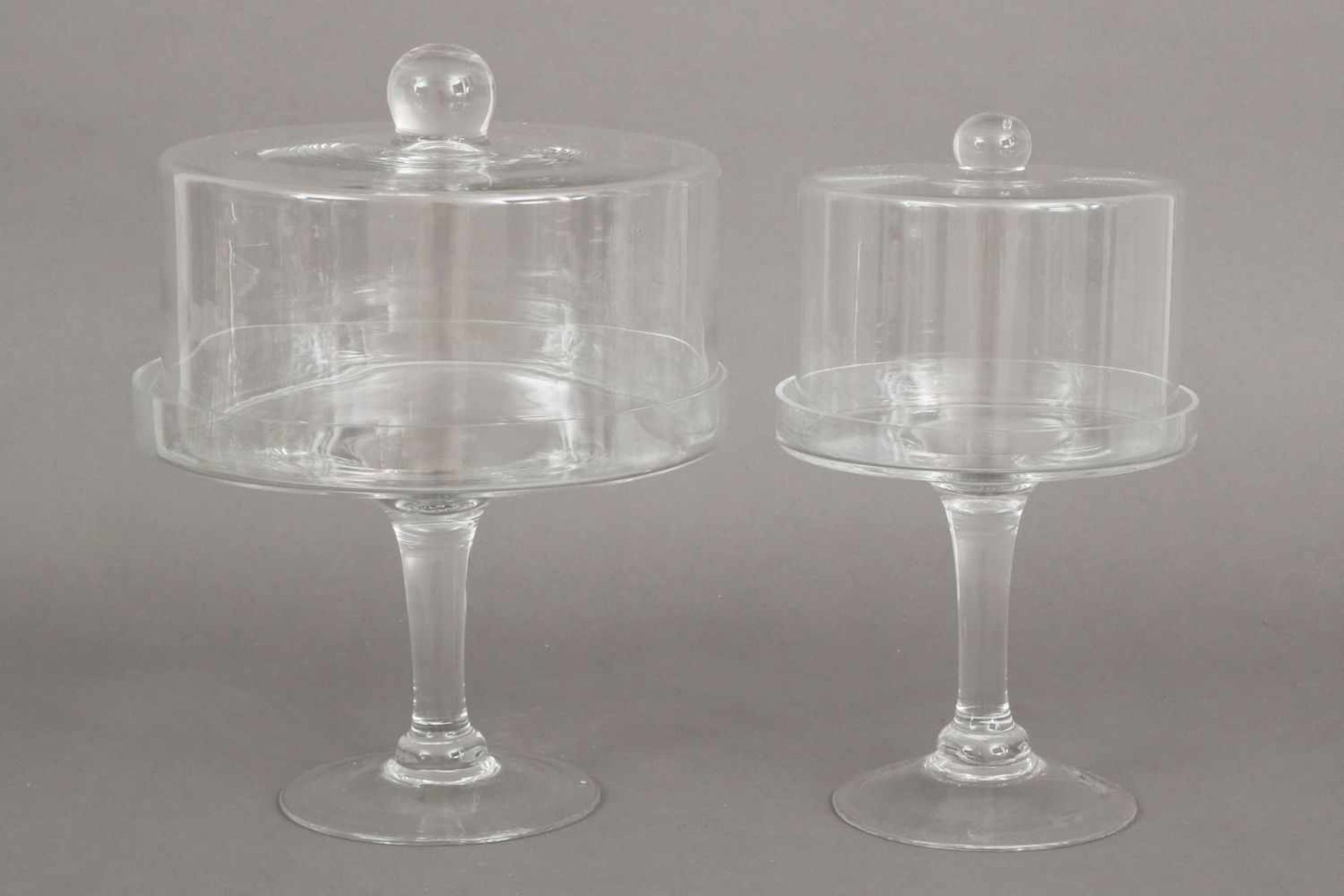 Paar Fußschalen mit Deckelfarbloses Glas, runder Glasteller auf schlankem Schaft, runder Stand,