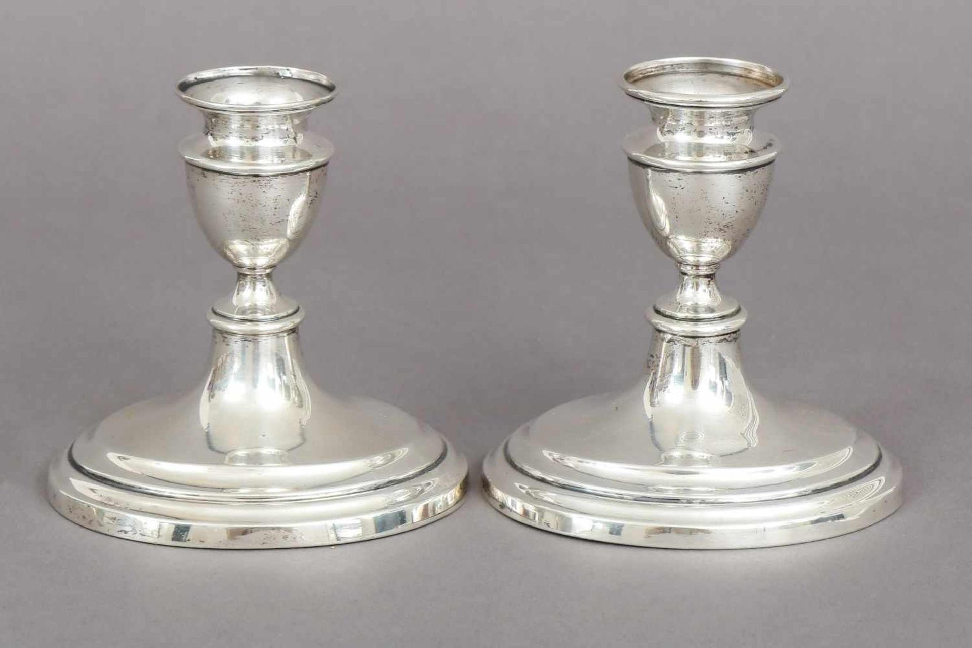 Paar Kerzenleuchter im Stile des Biedermeier830er Silber, um 1920, Vasentülle auf kurzem, ovalem - Bild 2 aus 3