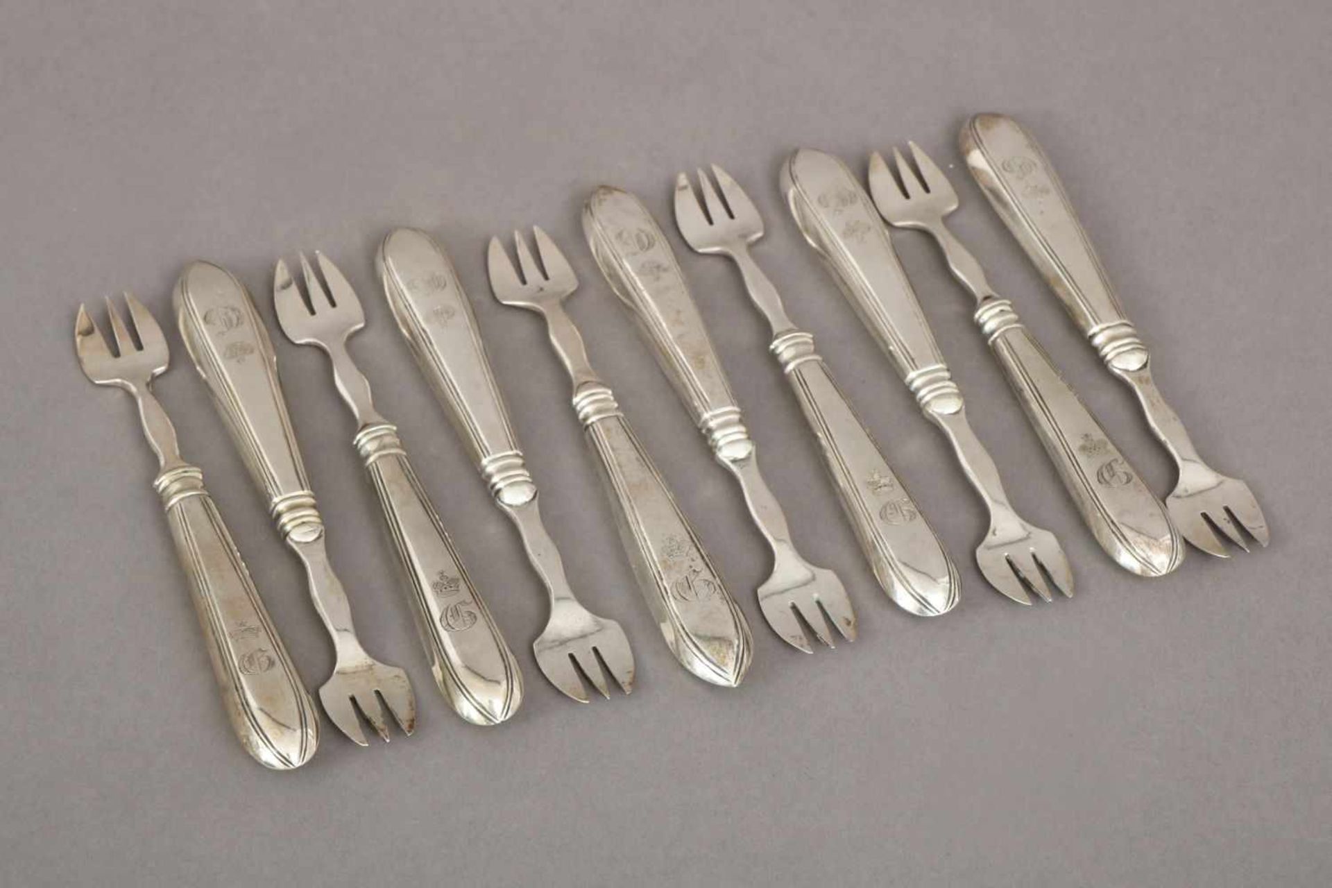 10 Austerngabeln13 Lot Silber, Deutsch, um 1860, Griffe mit Fadendekor, 3-zackige Forke, Griffe